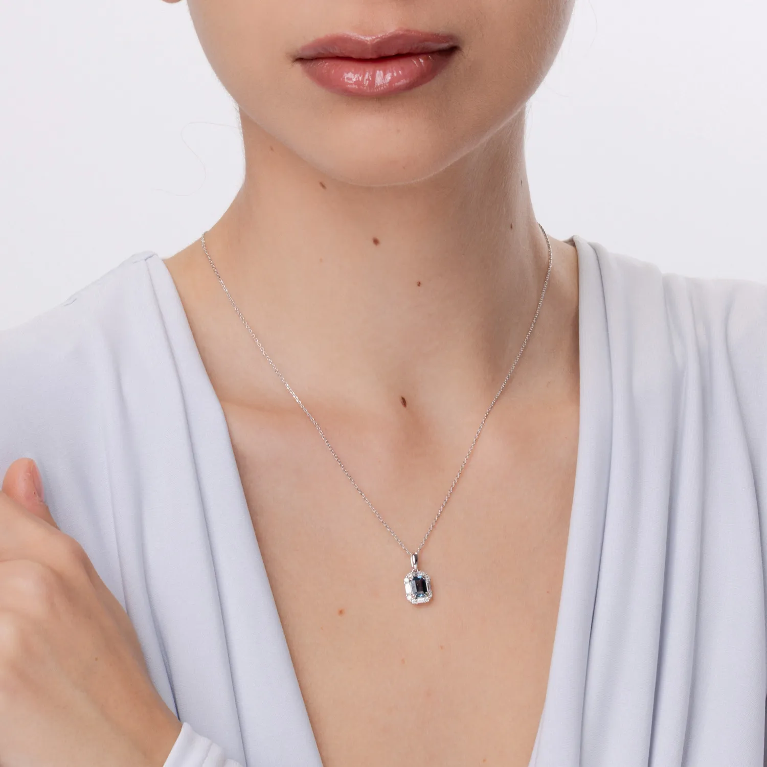 Pandantiv din aur alb cu topaz london blue de 1.17ct si diamante baguette si rotunde de 0.32ct - imagine 4