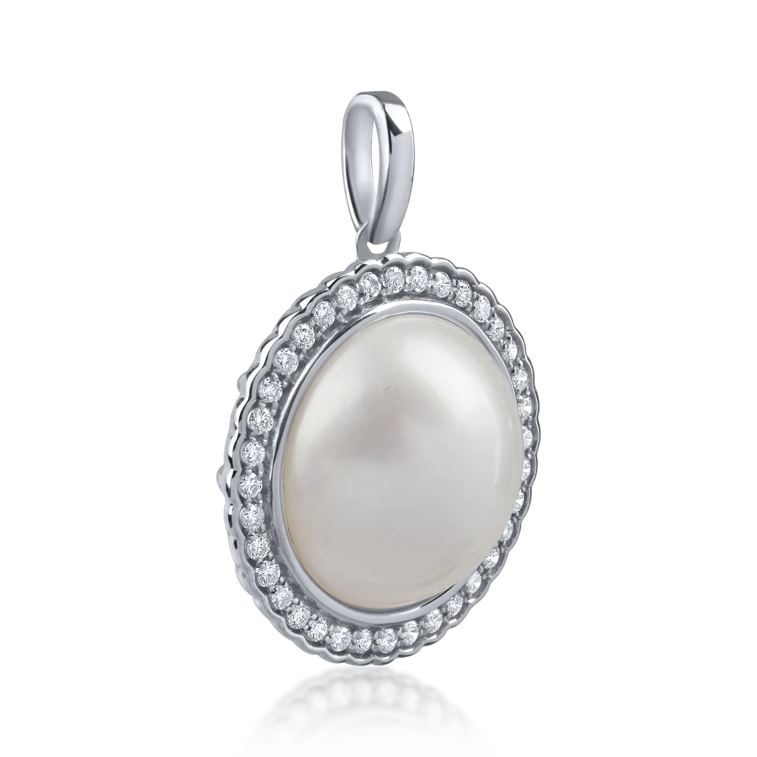 Wisiorek z białego złota z perłą słodkowodną o masie 4.136ct i diamentami o masie 0.182ct