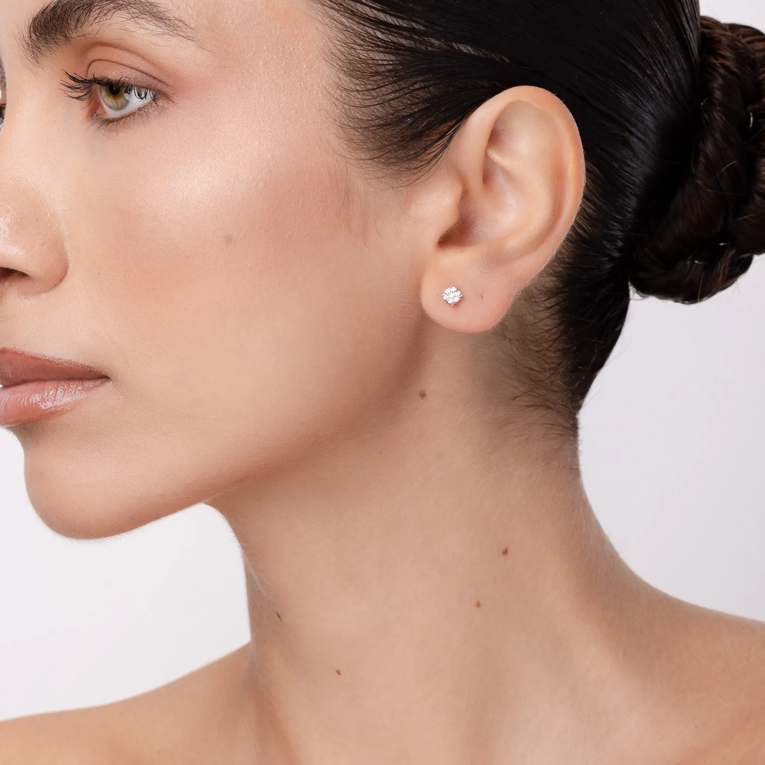White gold earrings with 0.215ct diamonds