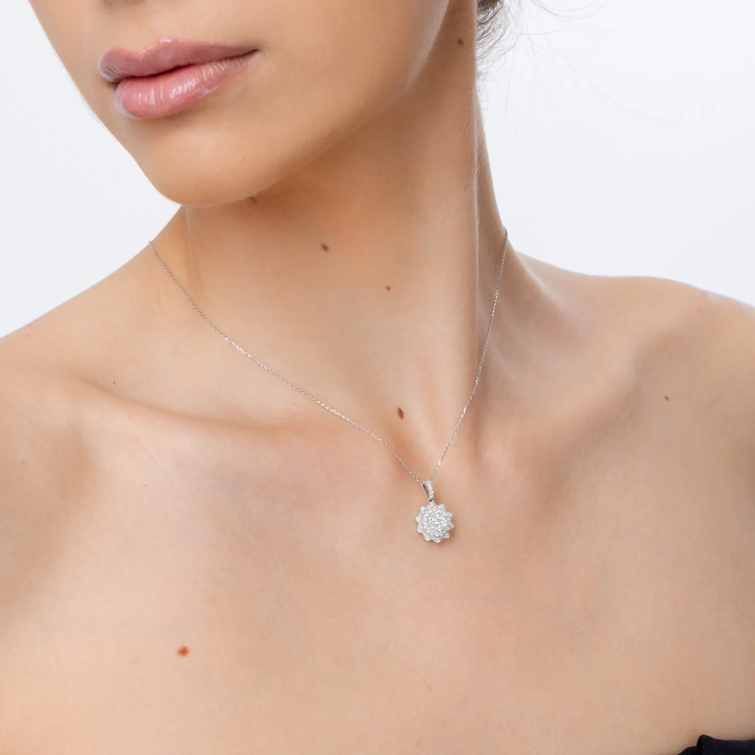 Naszyjnik z białego złota z diamentami o masie 0.4ct