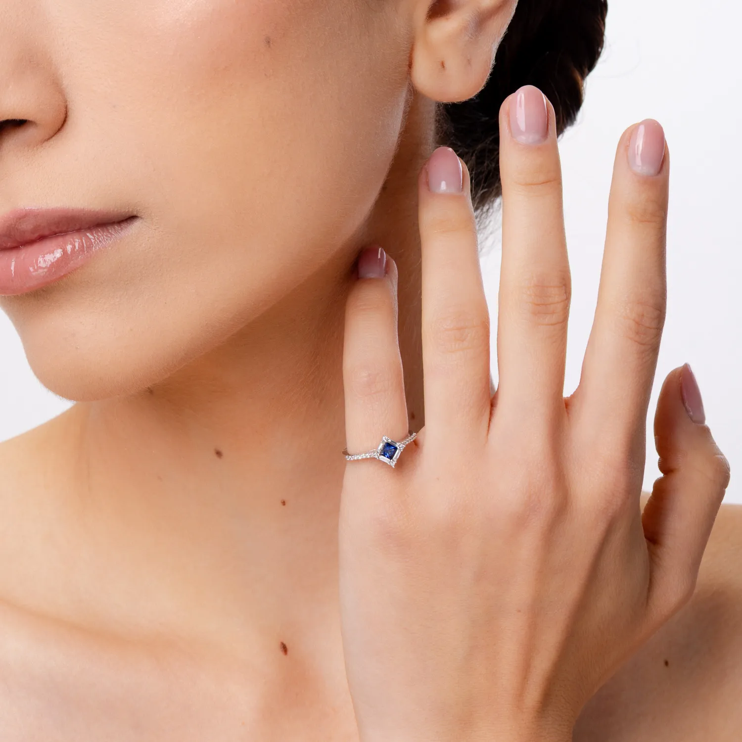 Pierścionek z białego złota z szafirem 0.3ct i brylantami 0.18ct