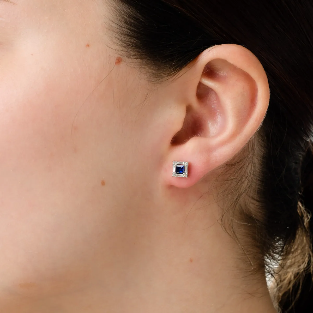 White gold earrings with 0.6ct sapphires and 0.19ct diamonds