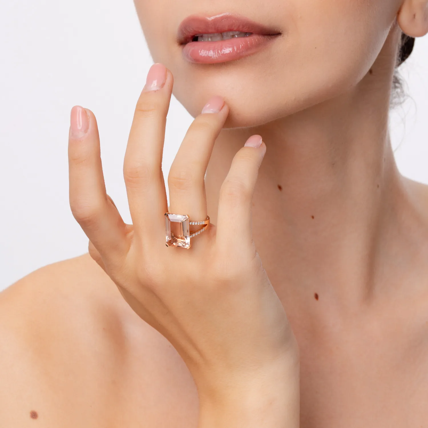 Pierścionek z różowego złota z morganitem 11.3ct i brylantami 0.2ct