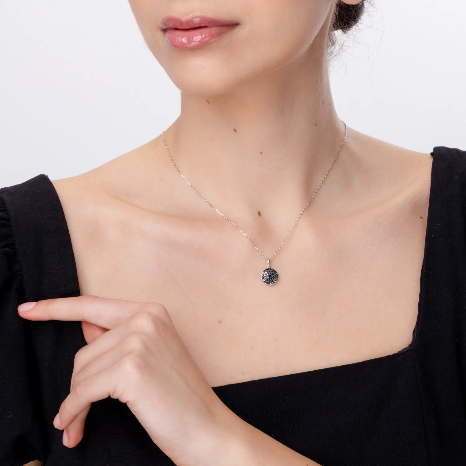 White gold pendant necklace with 0.58ct black diamonds