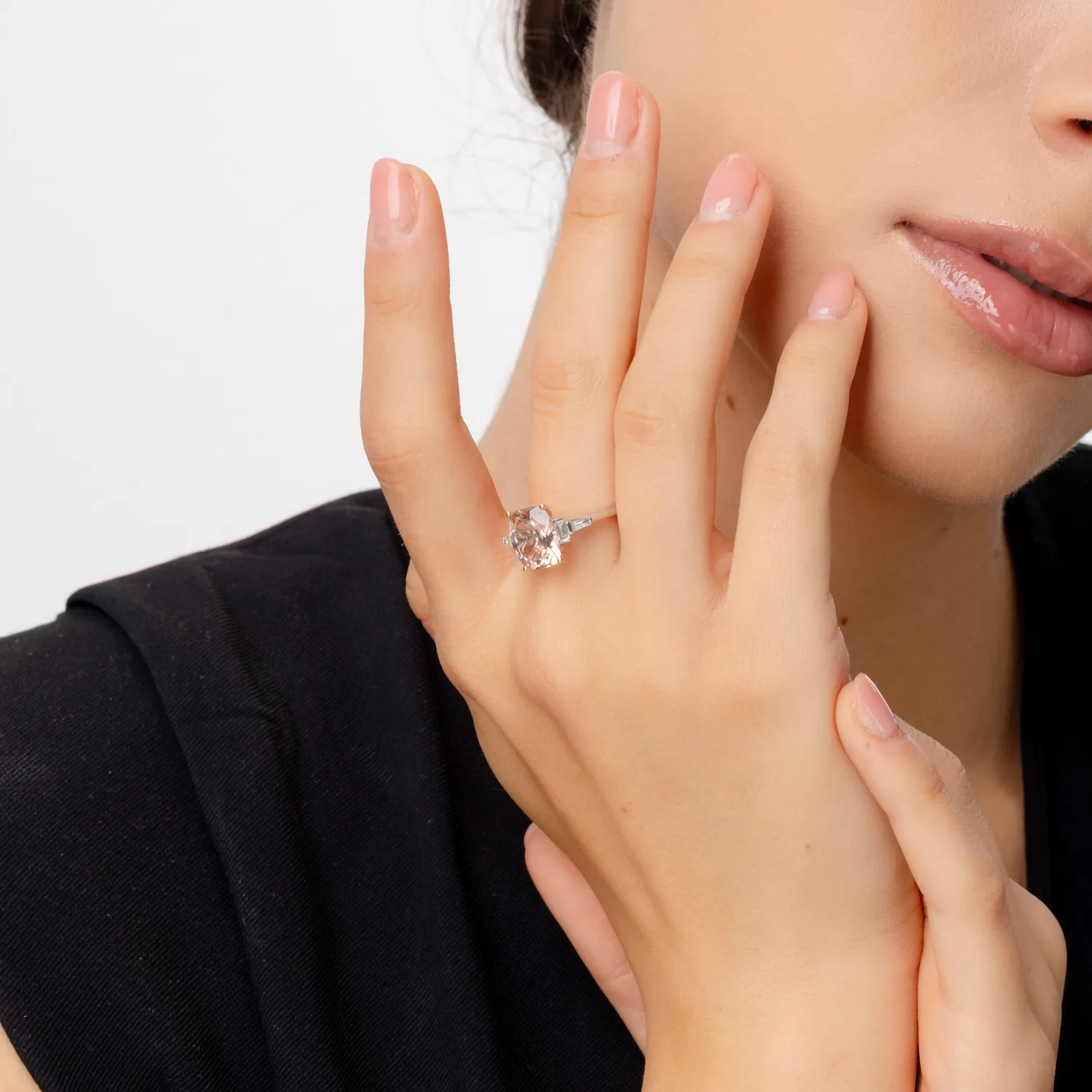 Pierścionek z białego różowego złota z morganitem 3.3ct i brylantami 0.29ct