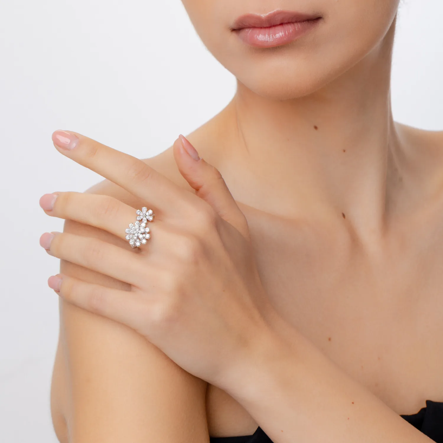 Pierścionek z białego złota z diamentami o masie 1.56ct