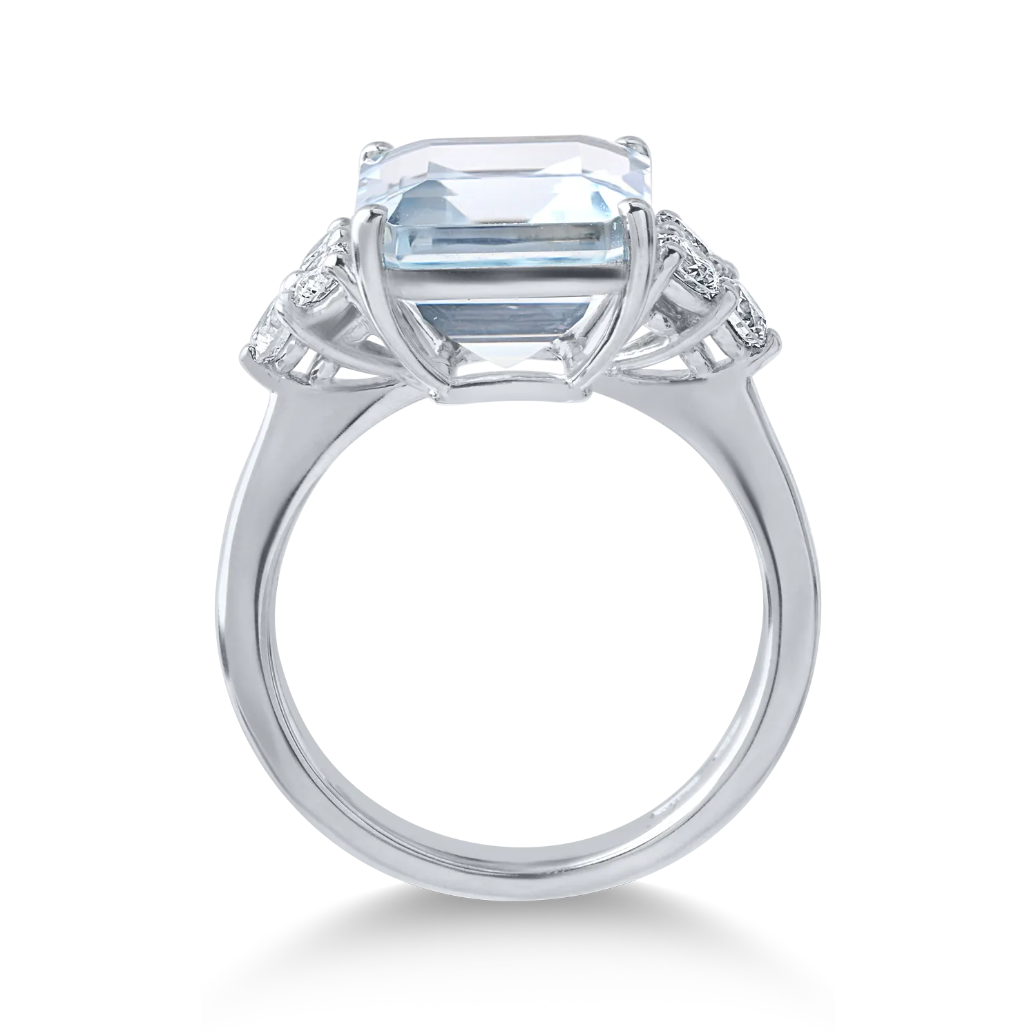 White gold ring with 5.7ct aquamarine and 0.62ct diamonds