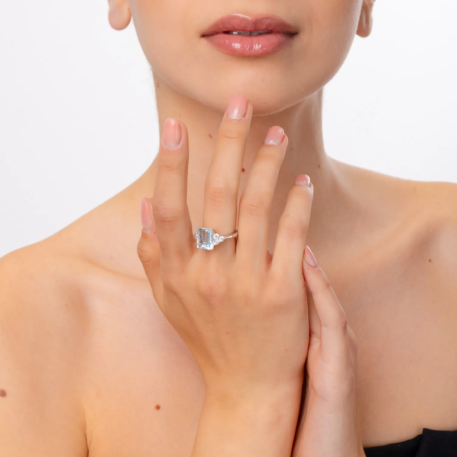 Pierścionek z białego złota z akwamarynem o masie 4.2ct i brylantami o masie 0.6ct