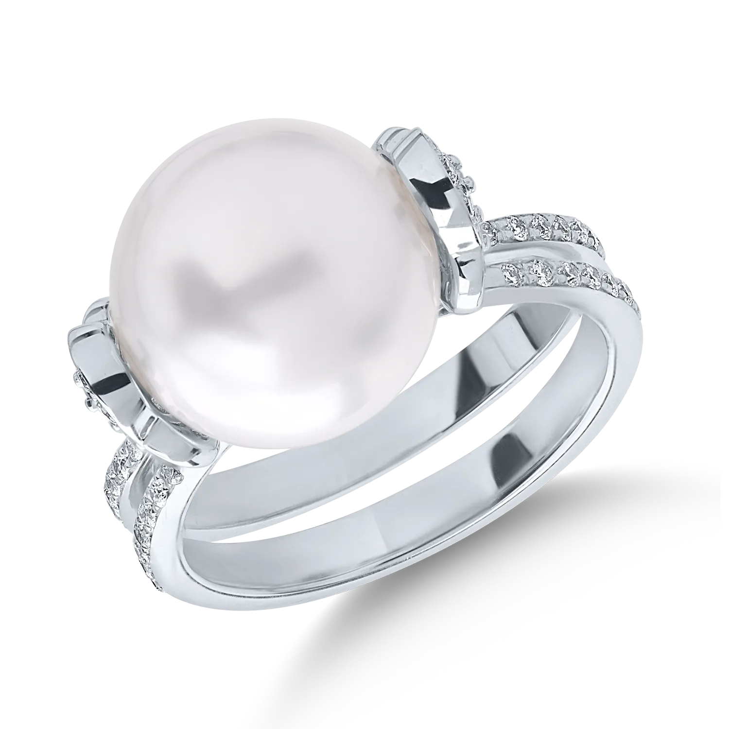 White gold ring with 12.09ct australian pearl and 0.82ct diamonds