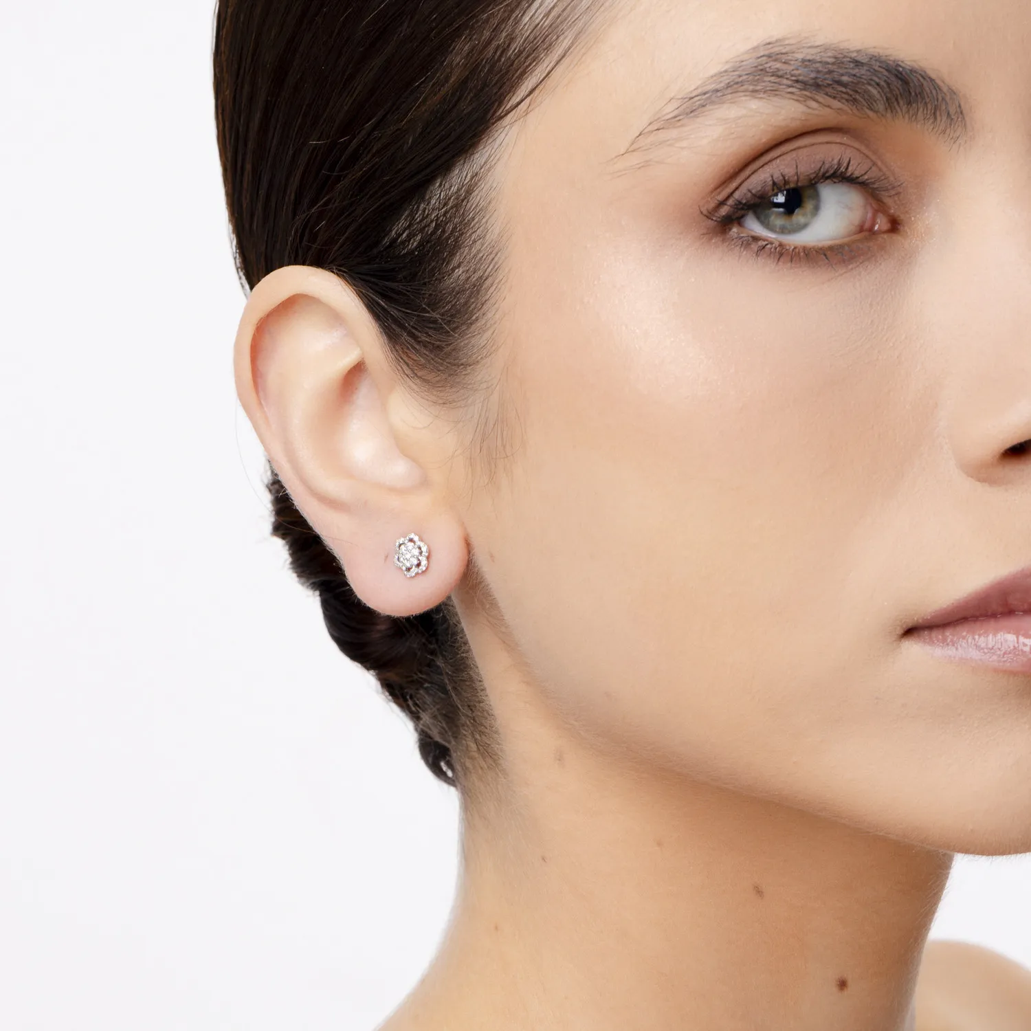 Fehér arany virágos fülbevaló 0.34ct gyémántokkal