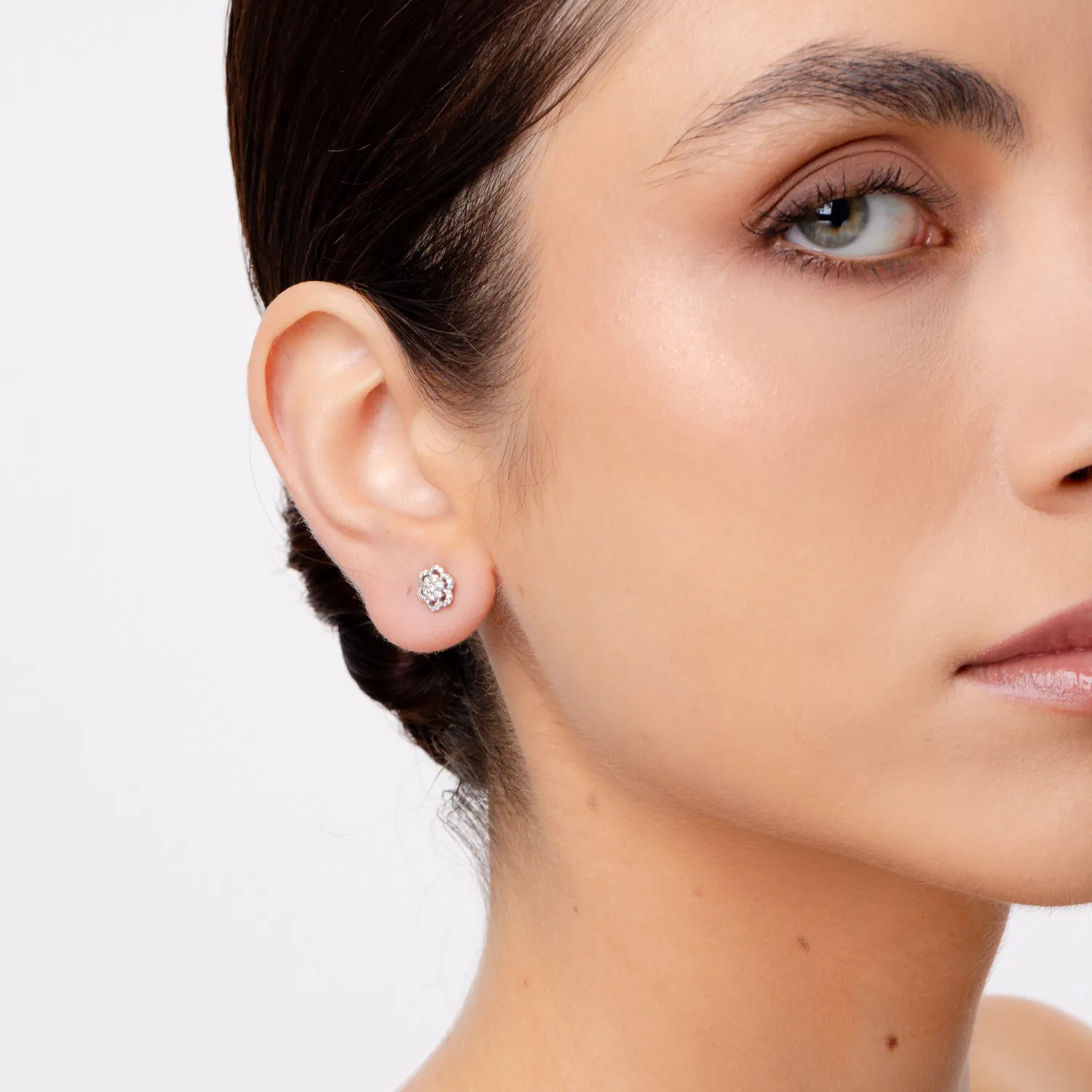 Fehér arany virágos fülbevaló 0.34ct gyémántokkal