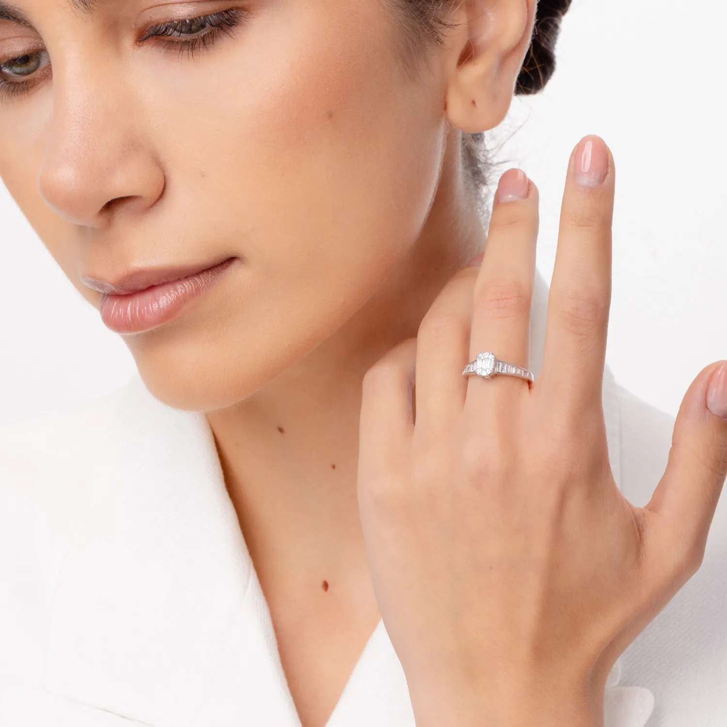 Pierścionek z białego złota z diamentami o masie 0.82ct