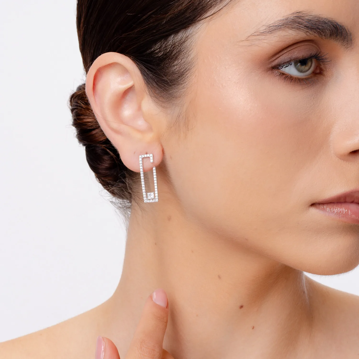 Kolczyki z białego złota z diamentami o masie 1.3ct