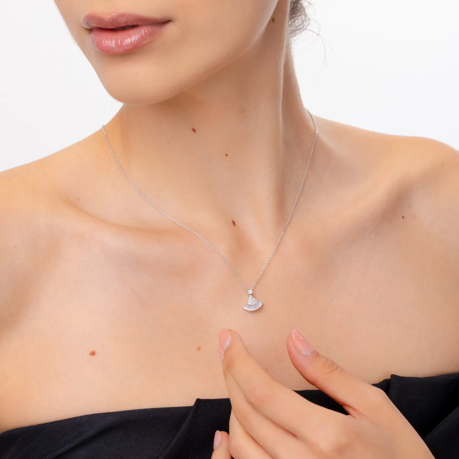 Naszyjnik z białego złota z diamentami o masie 0.36ct