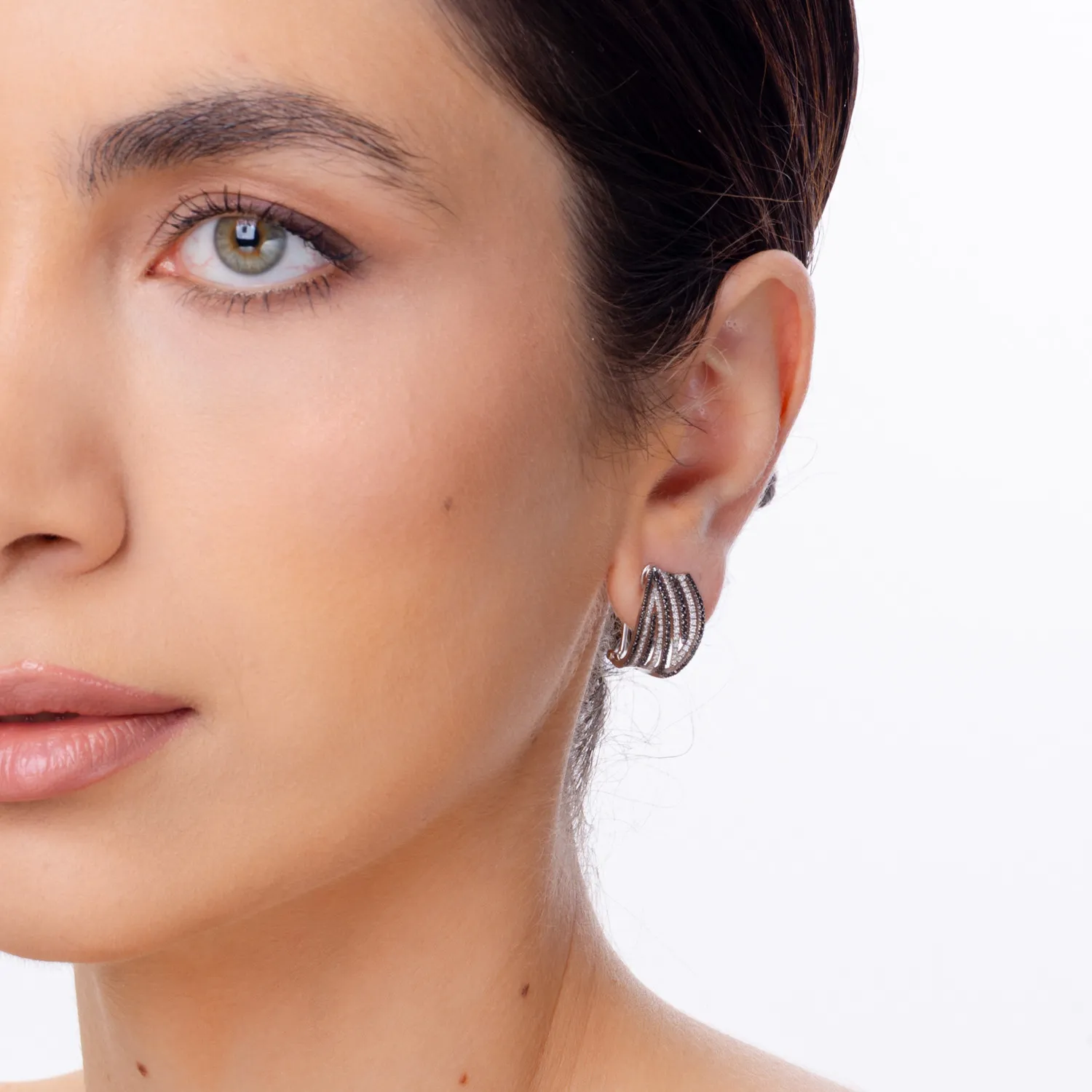 Cercei din aur alb cu diamante transparente de 0.38ct si diamante negre de 0.47ct