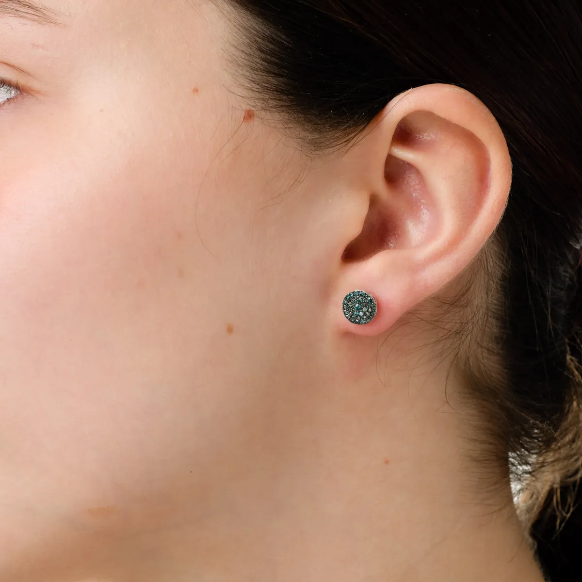 White gold round earrings with 0.3ct blue microsetting diamonds