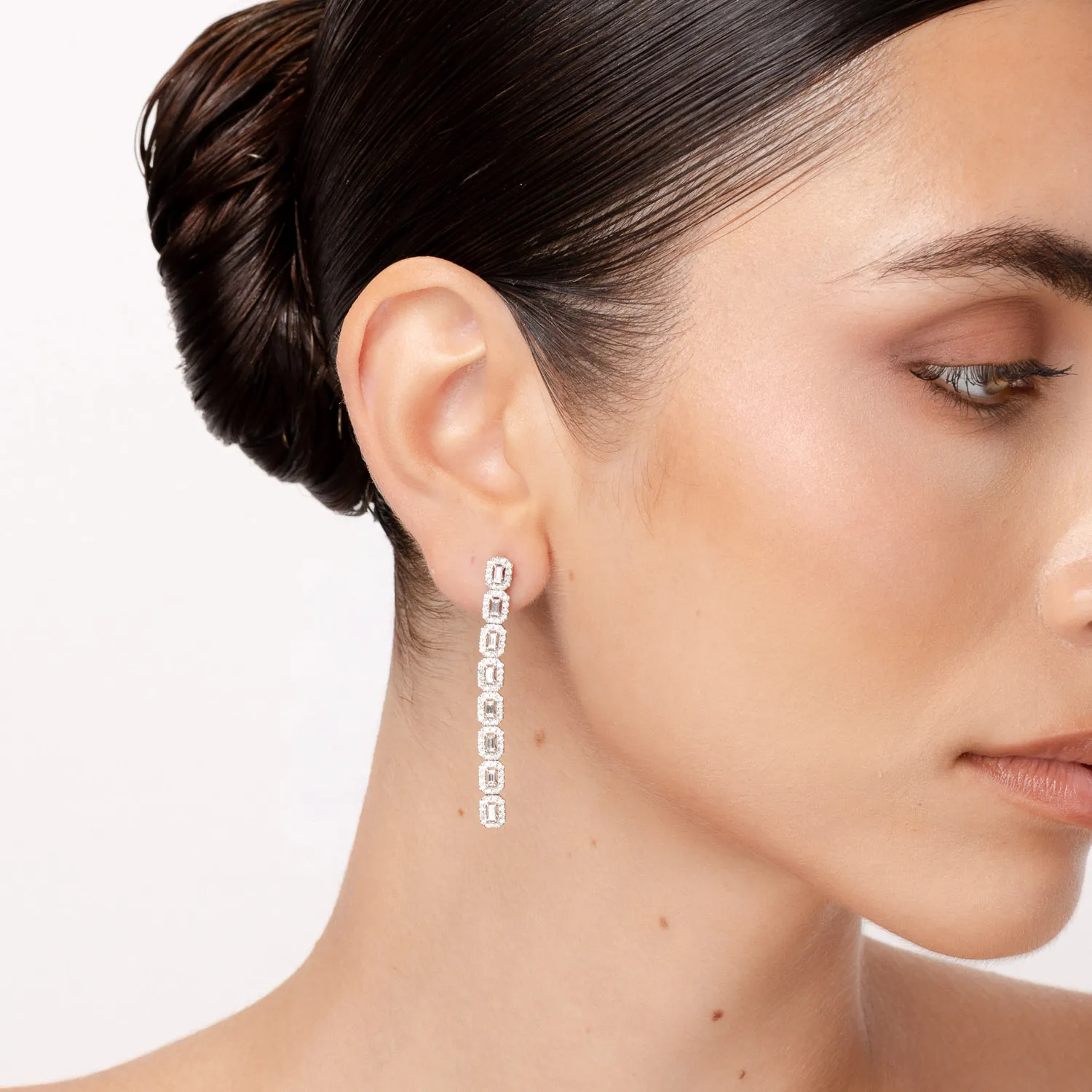 Cercei din aur alb cu diamante baguette si rotunde de 1.57ct