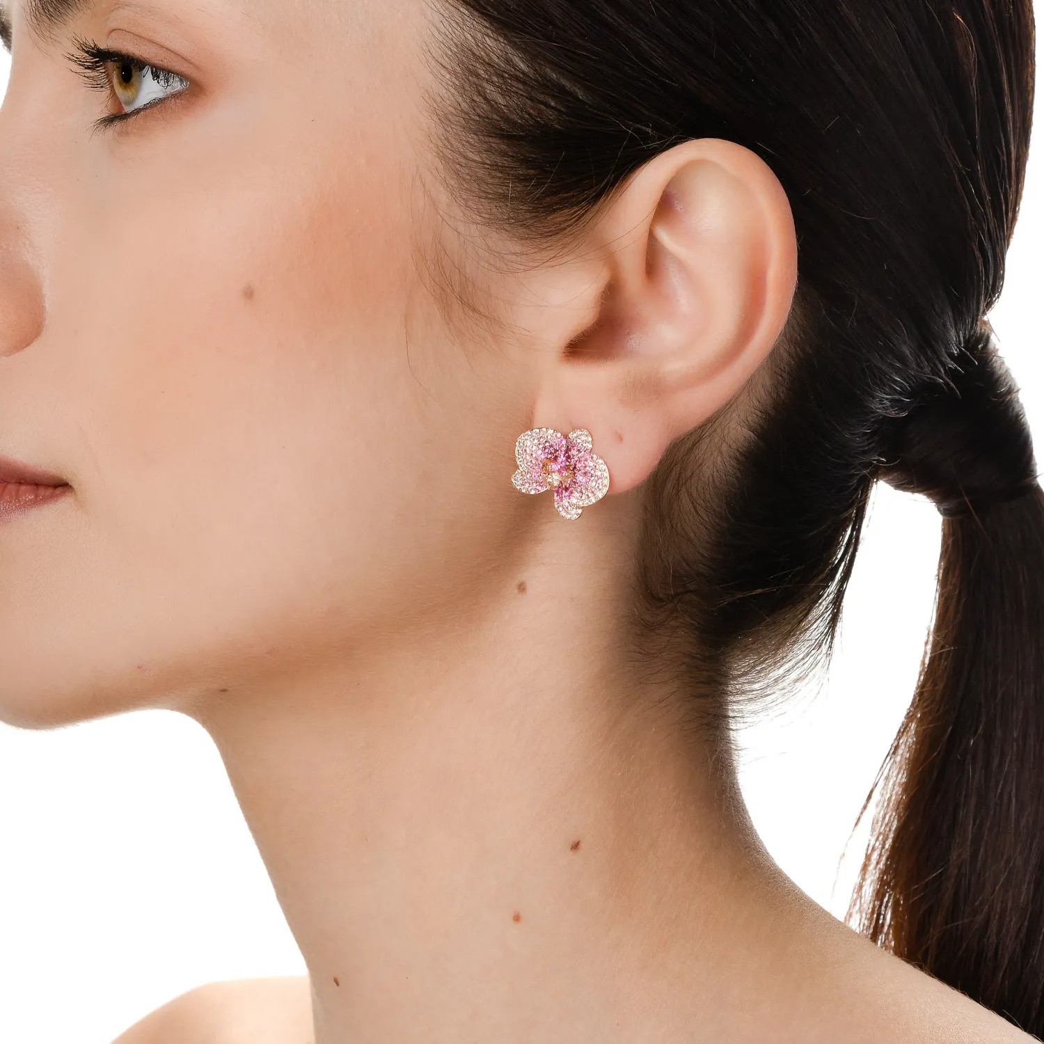 Kolczyki kwiatowe z różowego złota z różowymi szafirami o masie 2.2ct i diamentami o masie 0.55ct