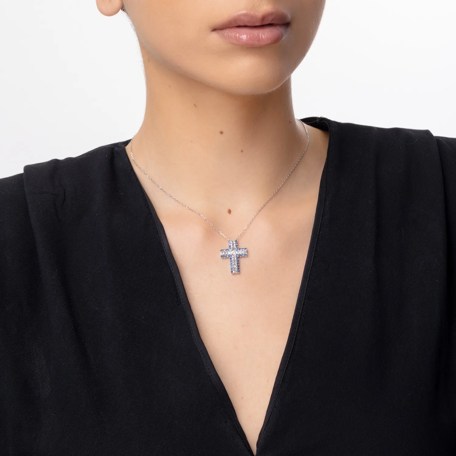 Fehérarany keresztes medál nyaklánc 0.93ct gyémánttal és 0.48ct zafírral
