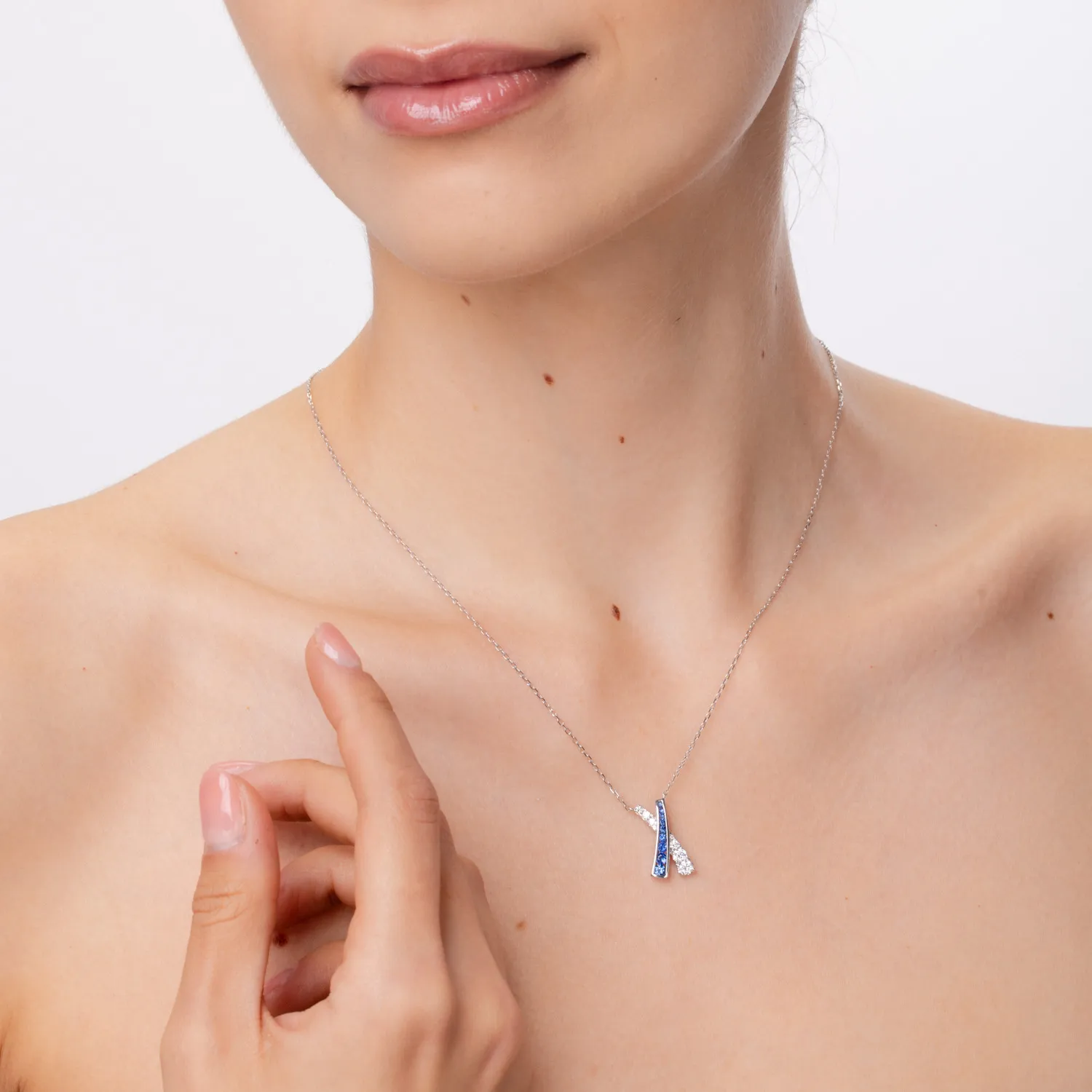 Naszyjnik z białego złota z szafirami o masie 0.43ct i diamentami o masie 0.36ct