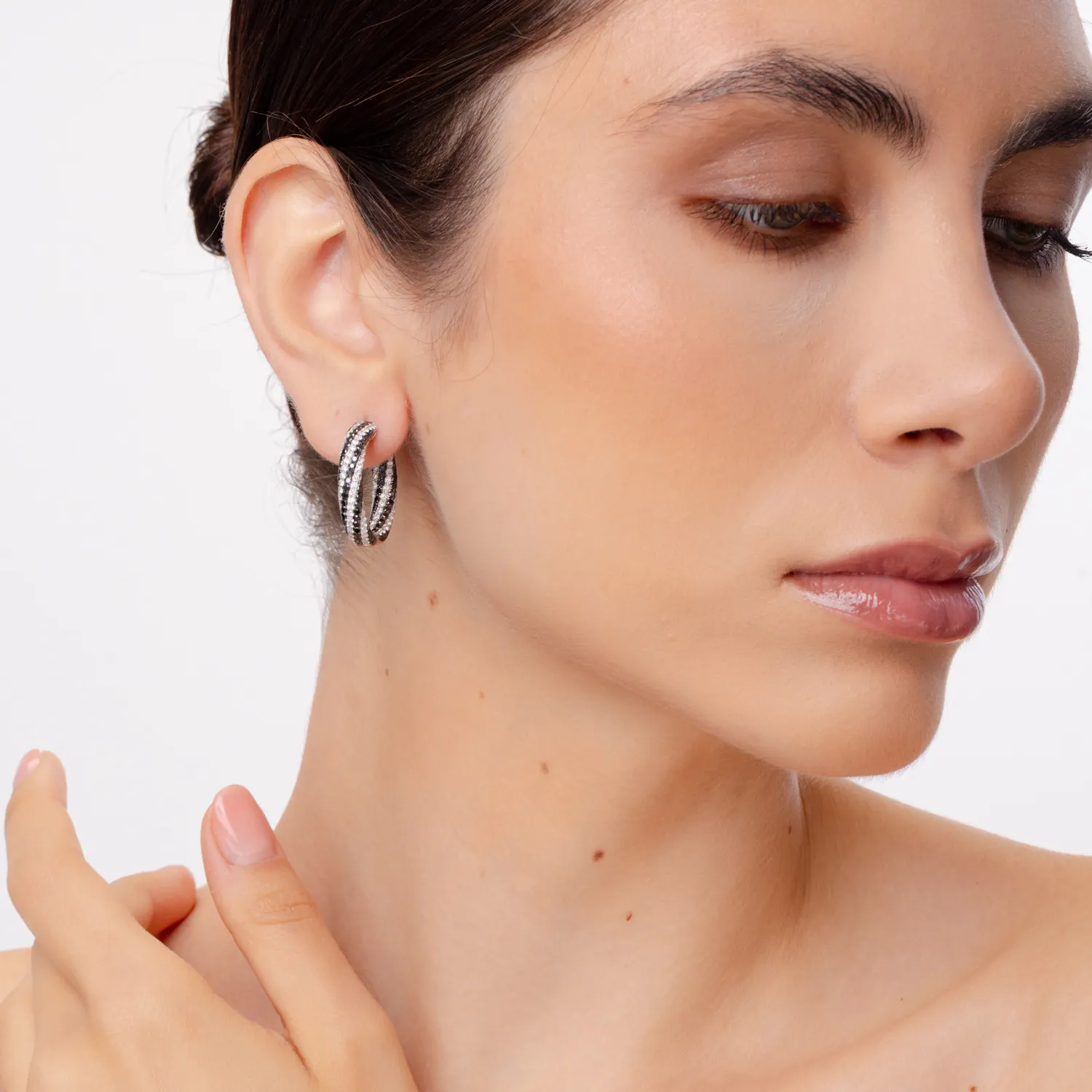 Cercei din aur alb cu diamante negre de 1.84ct si diamante incolore de 1.7ct