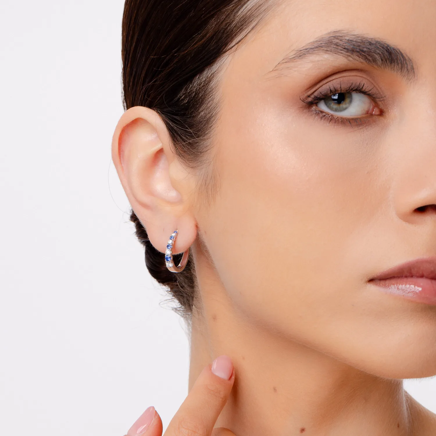 White gold earrings with 0.39ct sapphires and 0.41ct diamonds