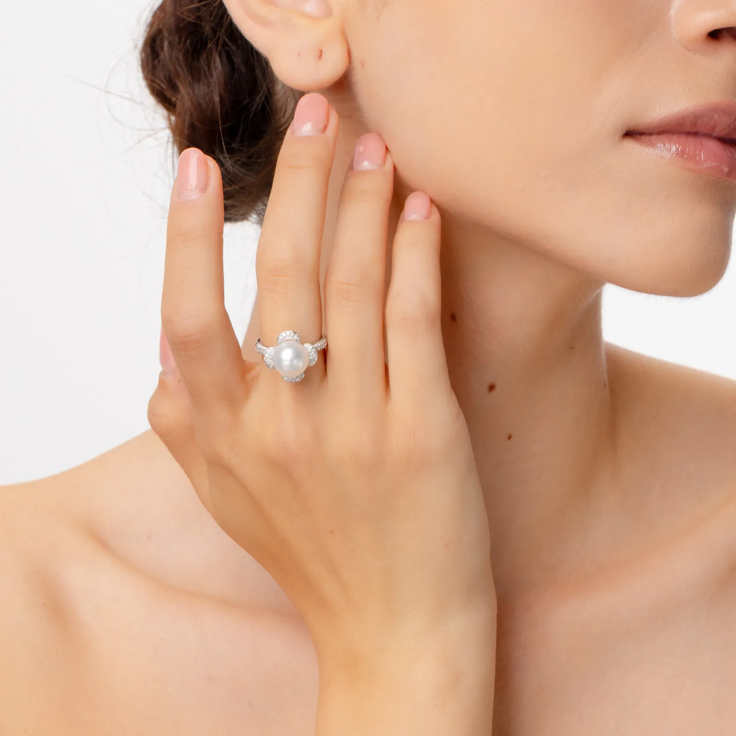 Pierścionek z białego złota z 8.5ct świeżą perłą i 0.4ct diamentami
