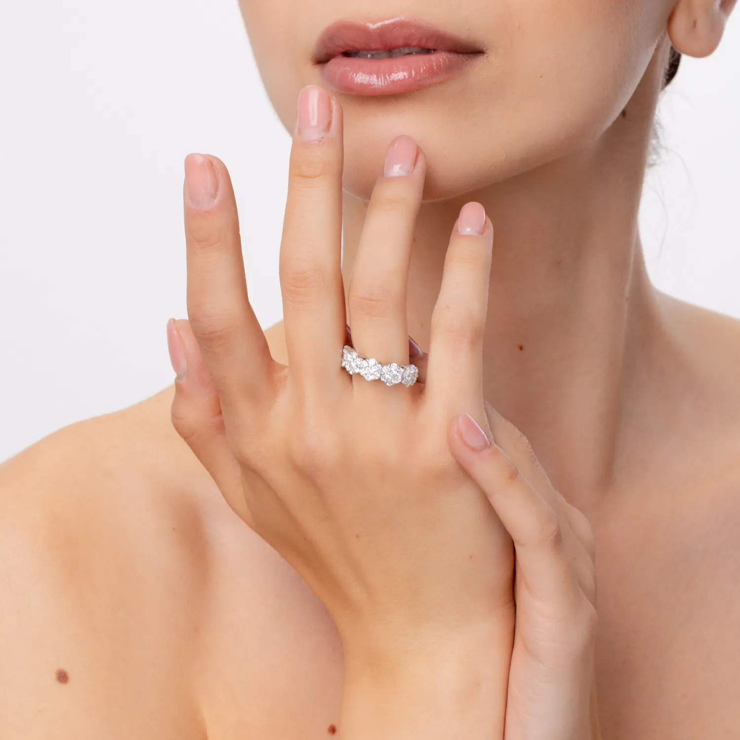 Pierścionek z białego złota z diamentami o masie 1.65ct