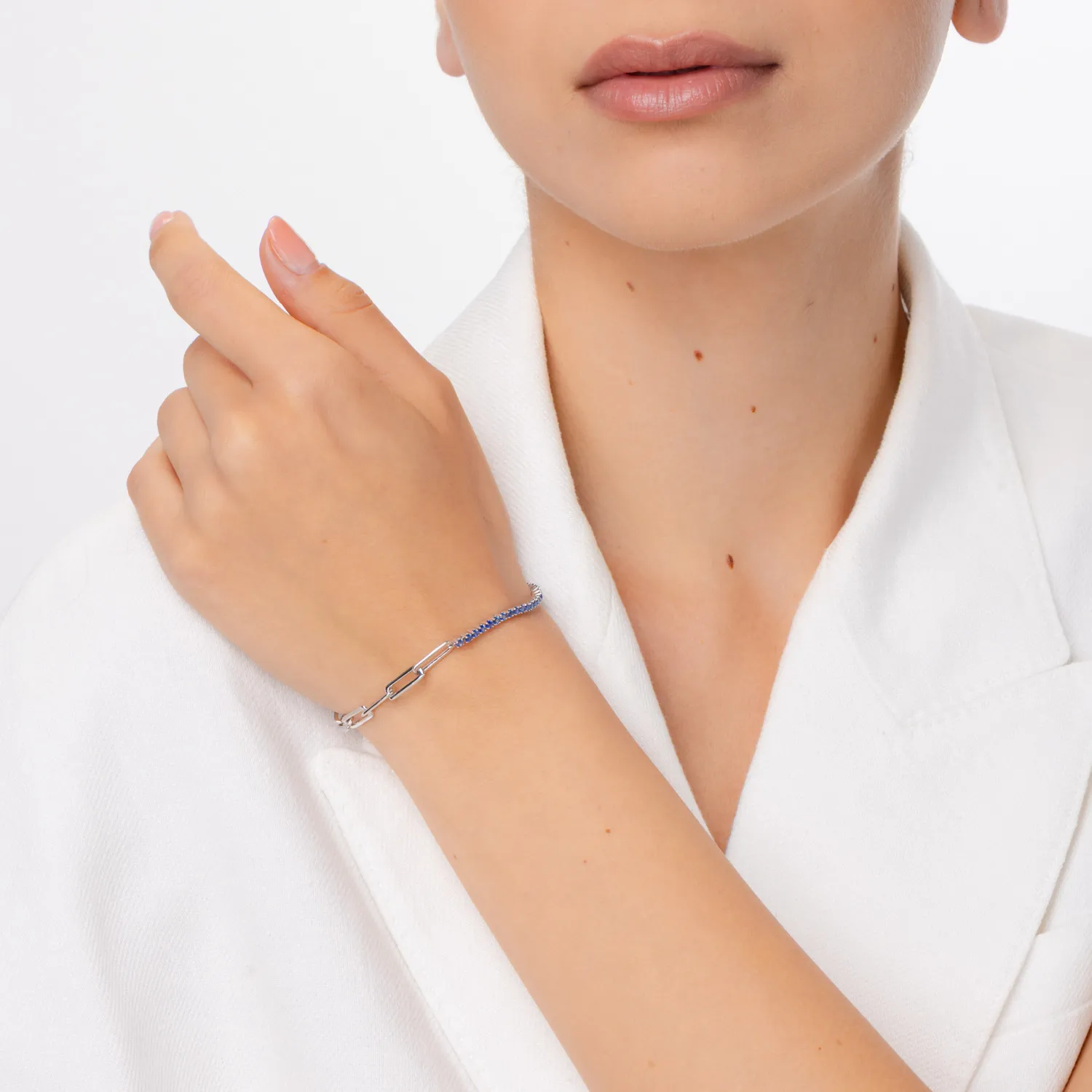 Bransoletka tenisowa z ogniw z białego złota i szafirami 1.6ct