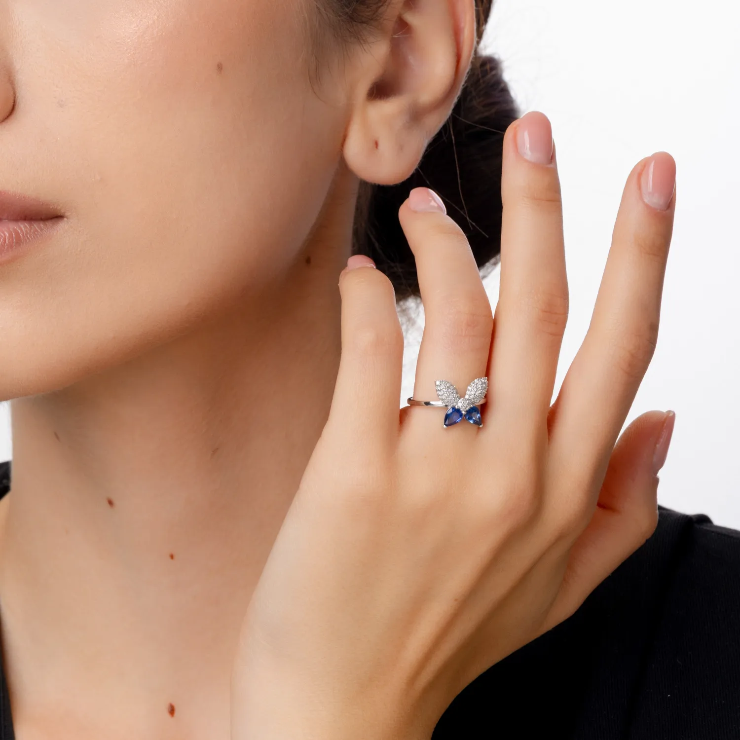 Pierścionek motyl z białego złota z szafirami o masie 1.02ct i diamentami o masie 0.28ct