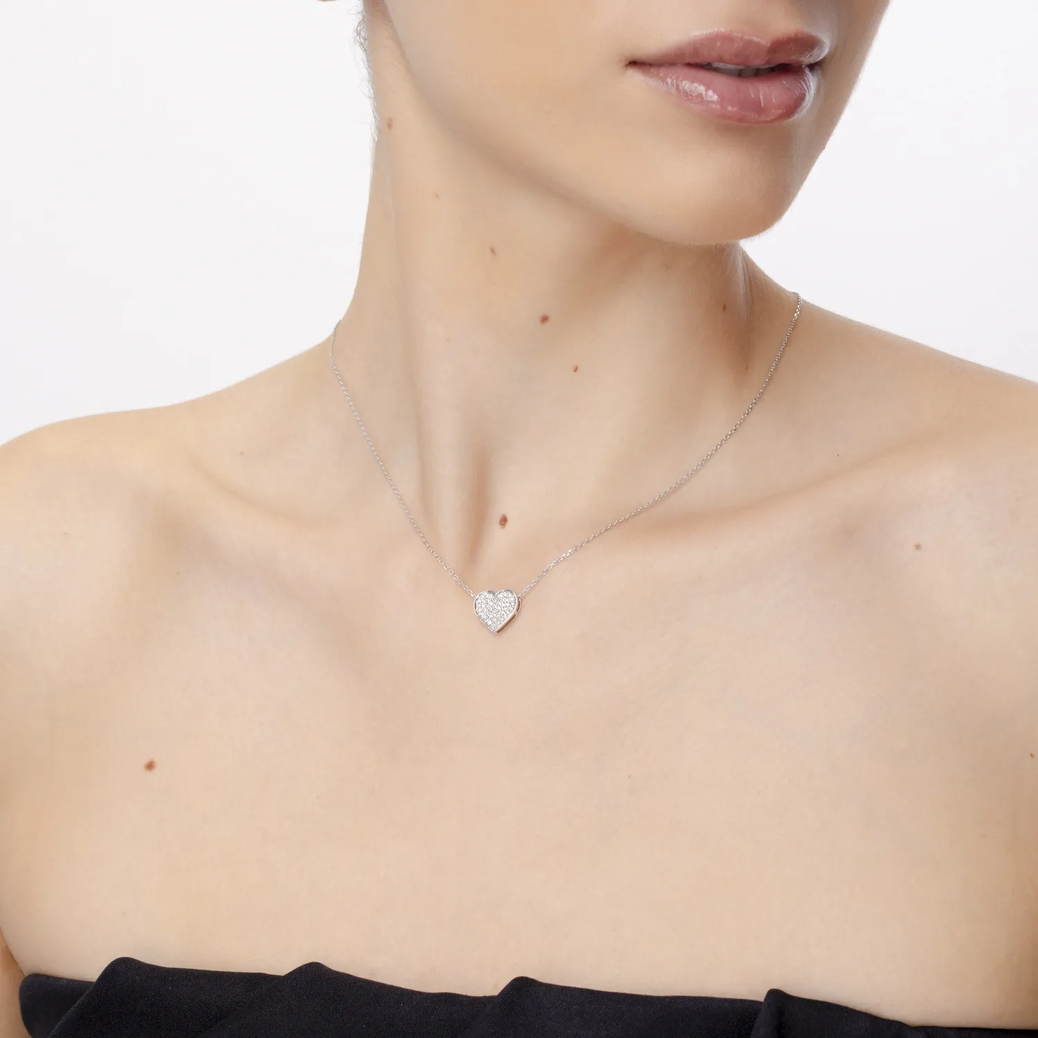 Fehér arany szívű medál 0.28ct gyémántokkal