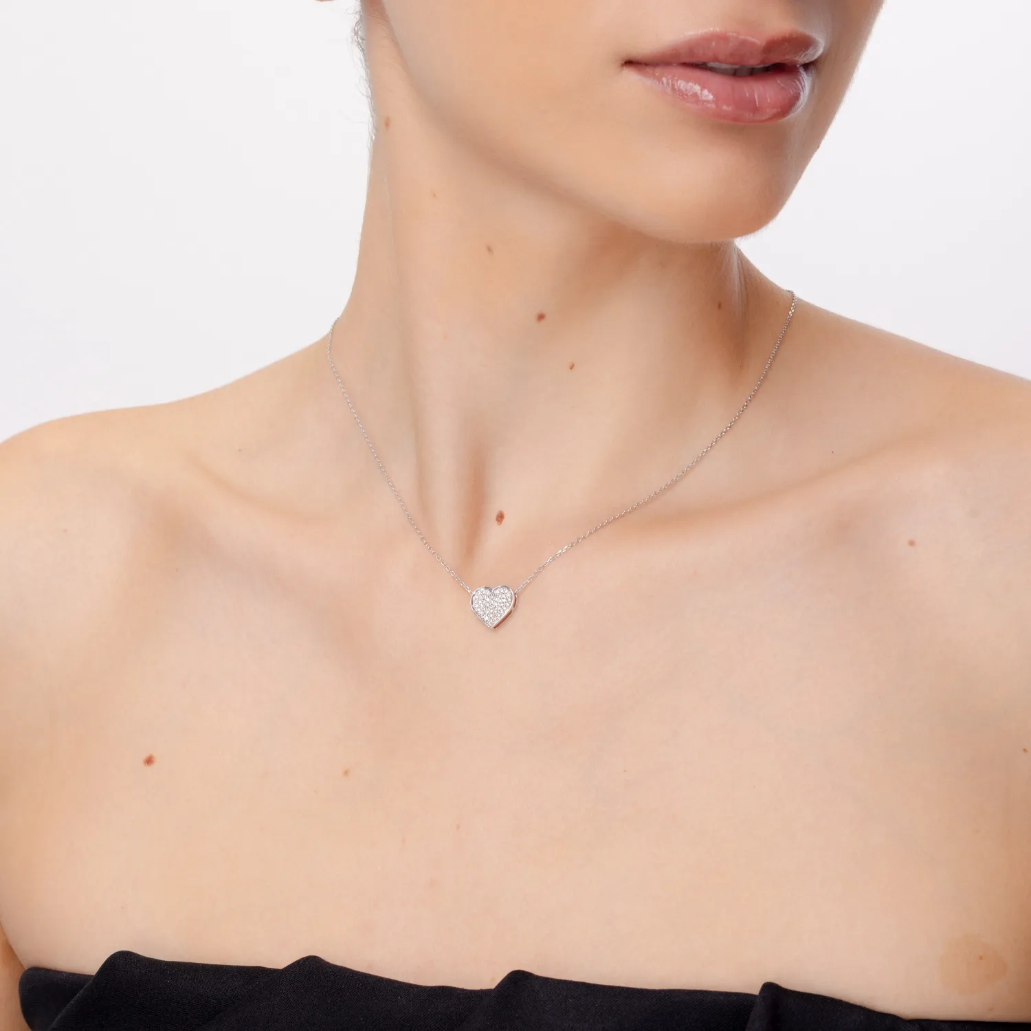 Zawieszka serce z białego złota z diamentami o masie 0.28ct