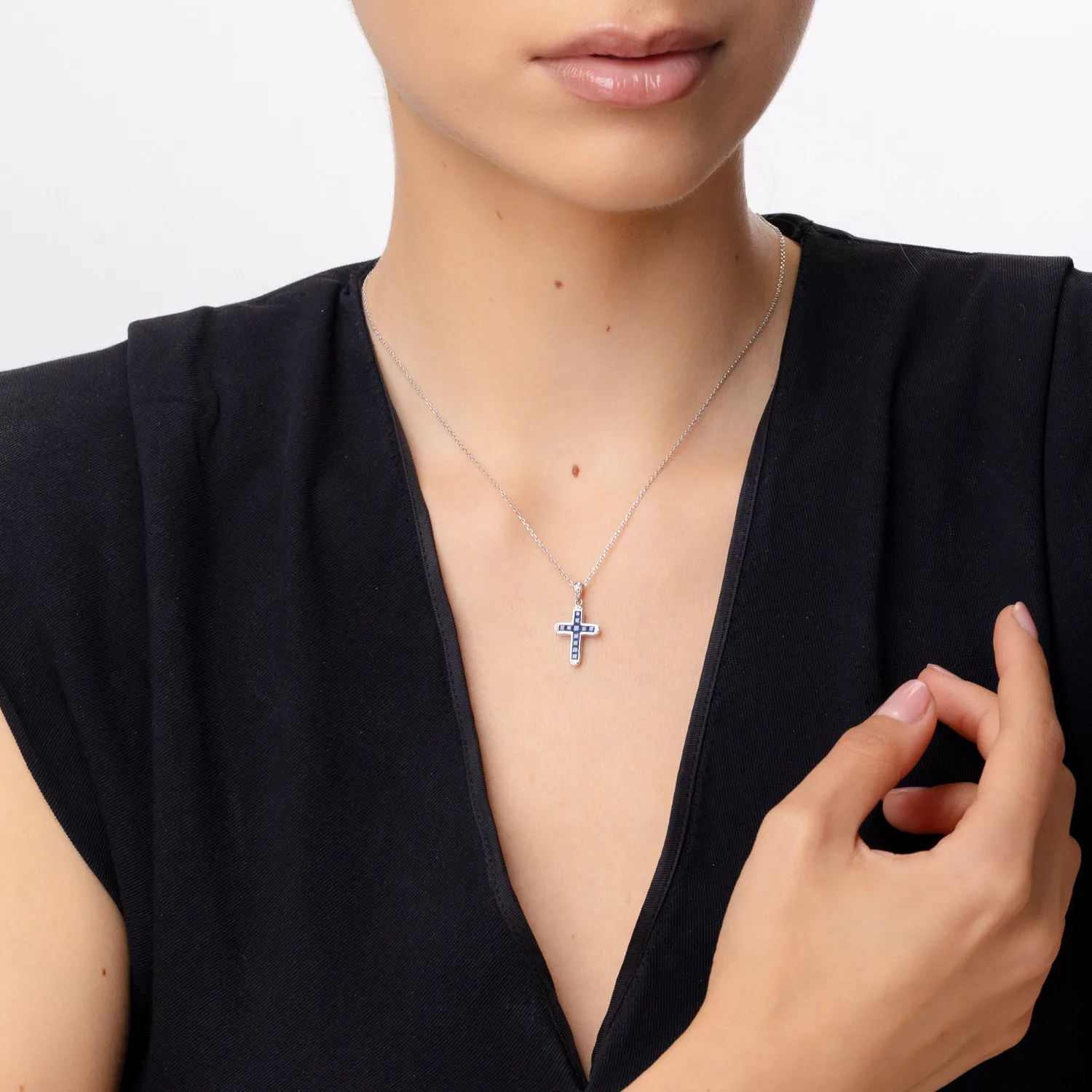 Pandantiv cruce din aur alb cu safire rectangulare de 0.6ct si diamante de 0.03ct — imaginea 3