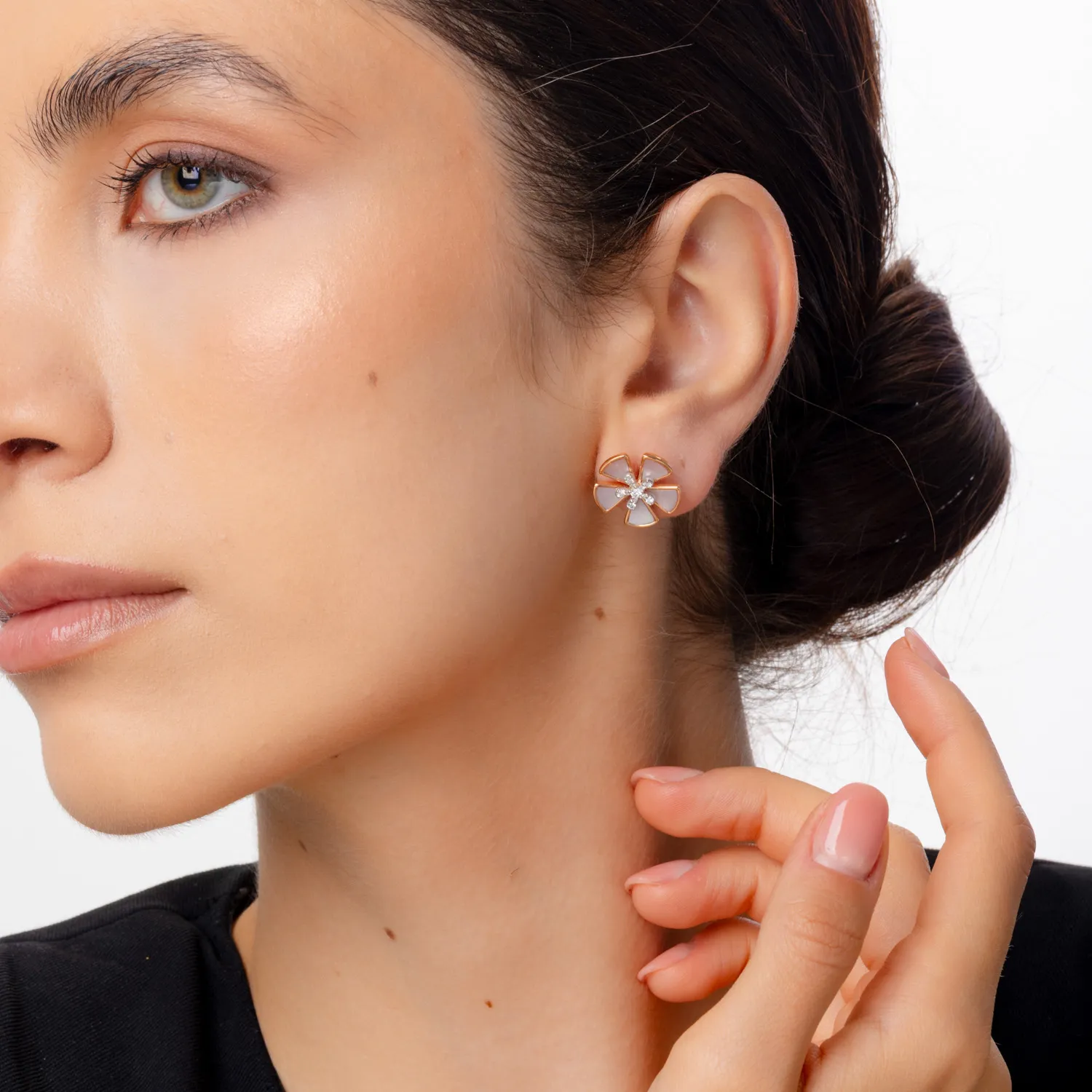 Kolczyki kwiatowe z różowego złota z masą perłową o masie 2.89ct i diamentami o masie 0.282ct