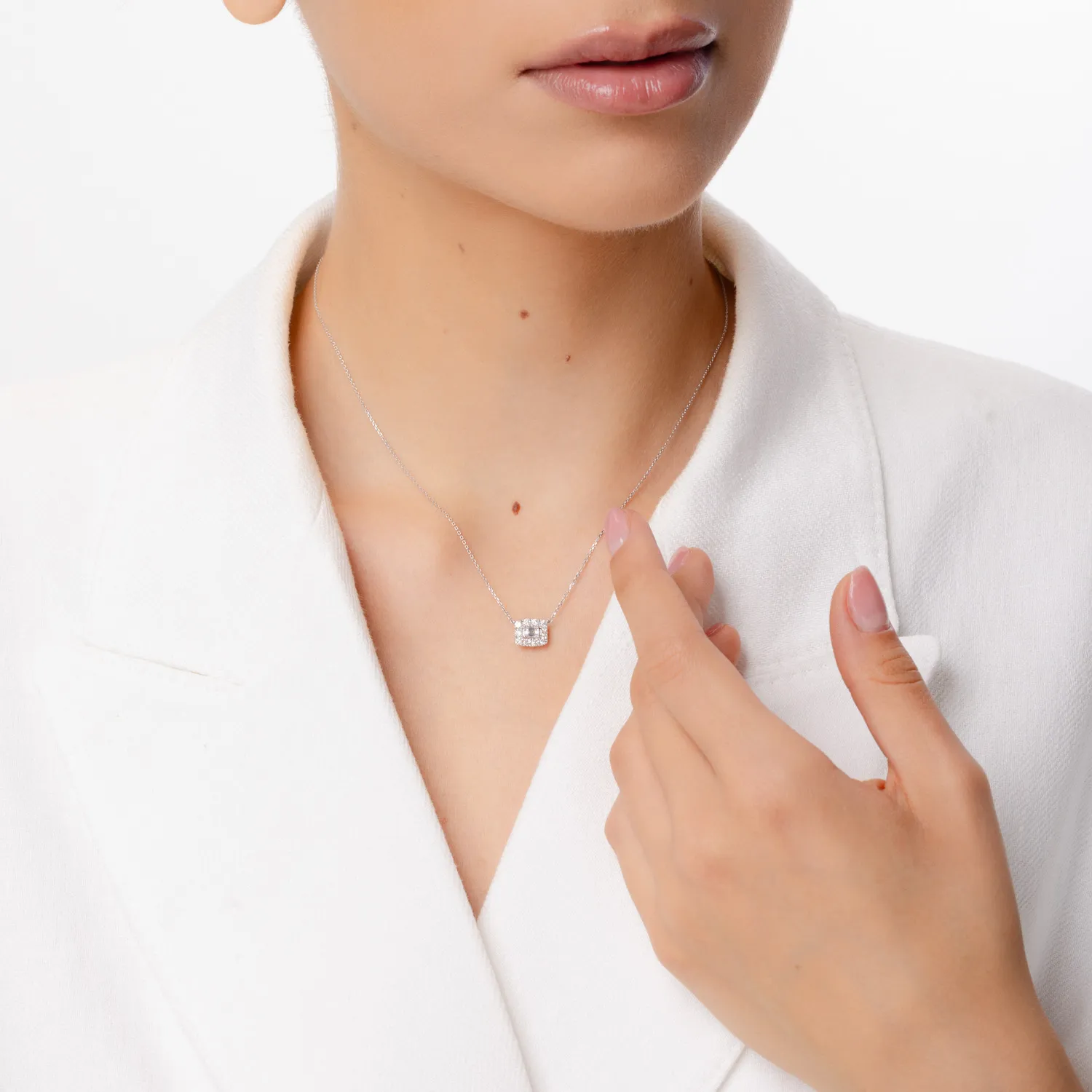White gold pendant necklace with 0.59ct diamonds