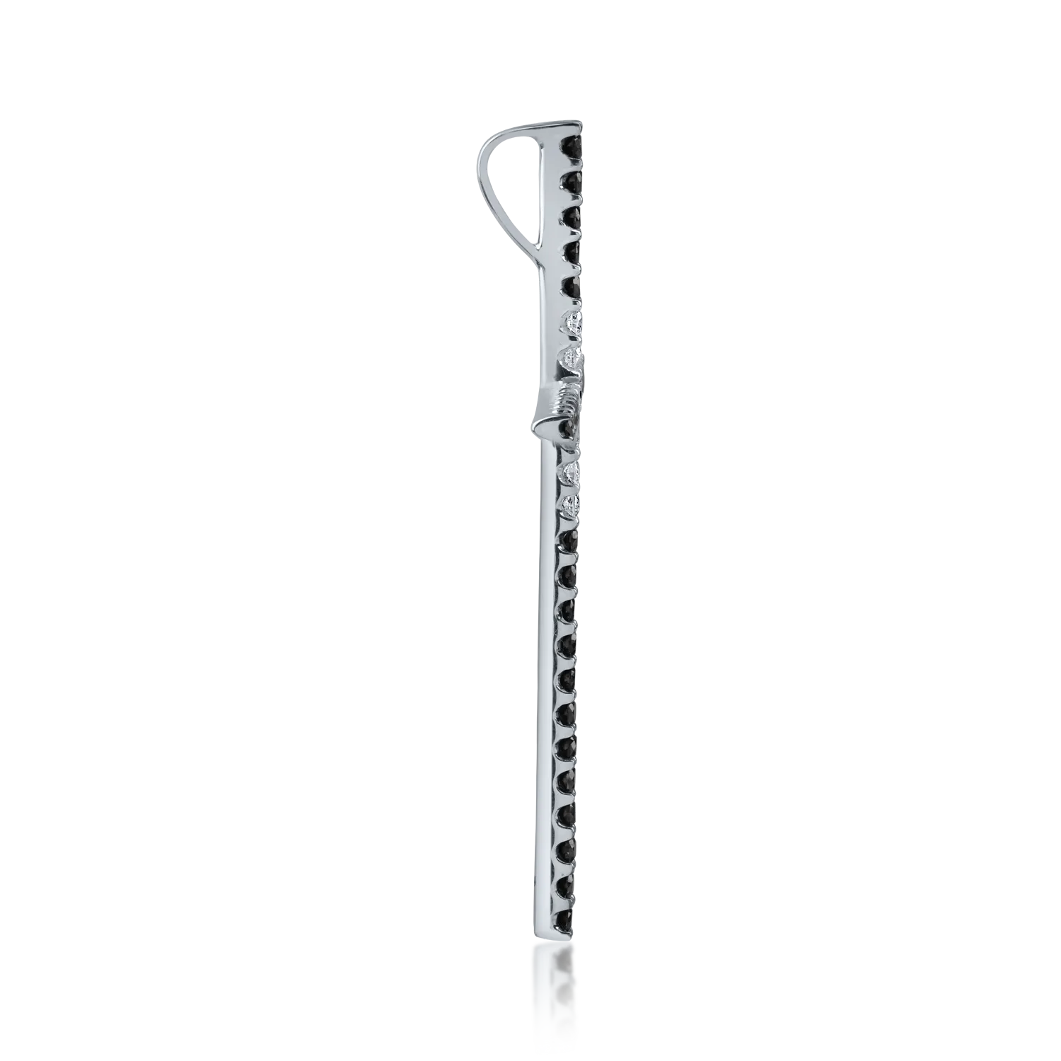 Zawieszka w kształcie krzyża z czarno-białego złota z czarnymi diamentami o masie 0.4ct i przezroczystymi diamentami o masie 0.14ct