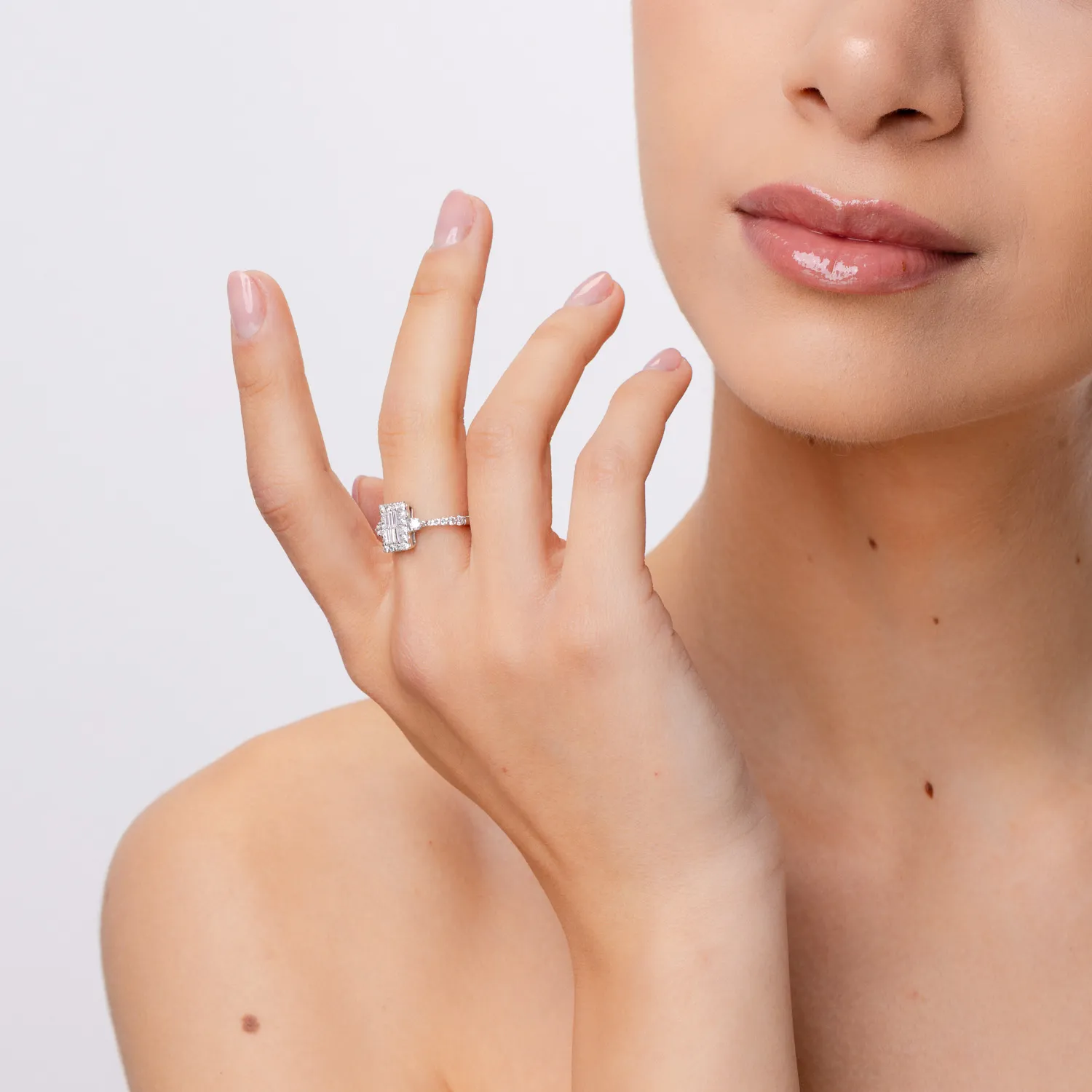 White gold ring with 0.8ct diamonds