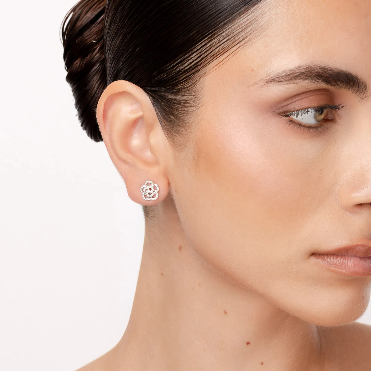 White gold flower earrings with 0.34ct diamonds