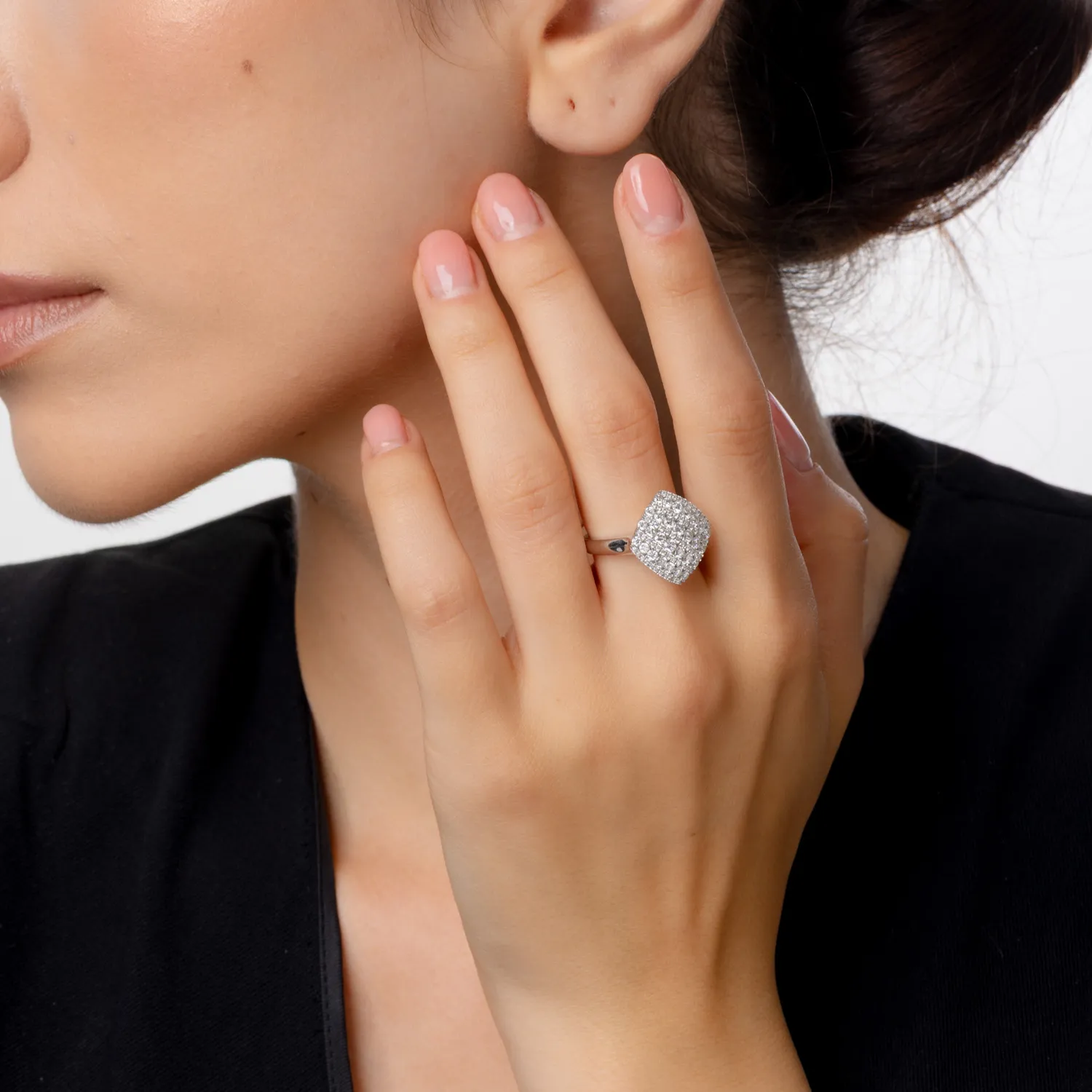 Pierścionek z białego złota z diamentami o masie 1.26ct