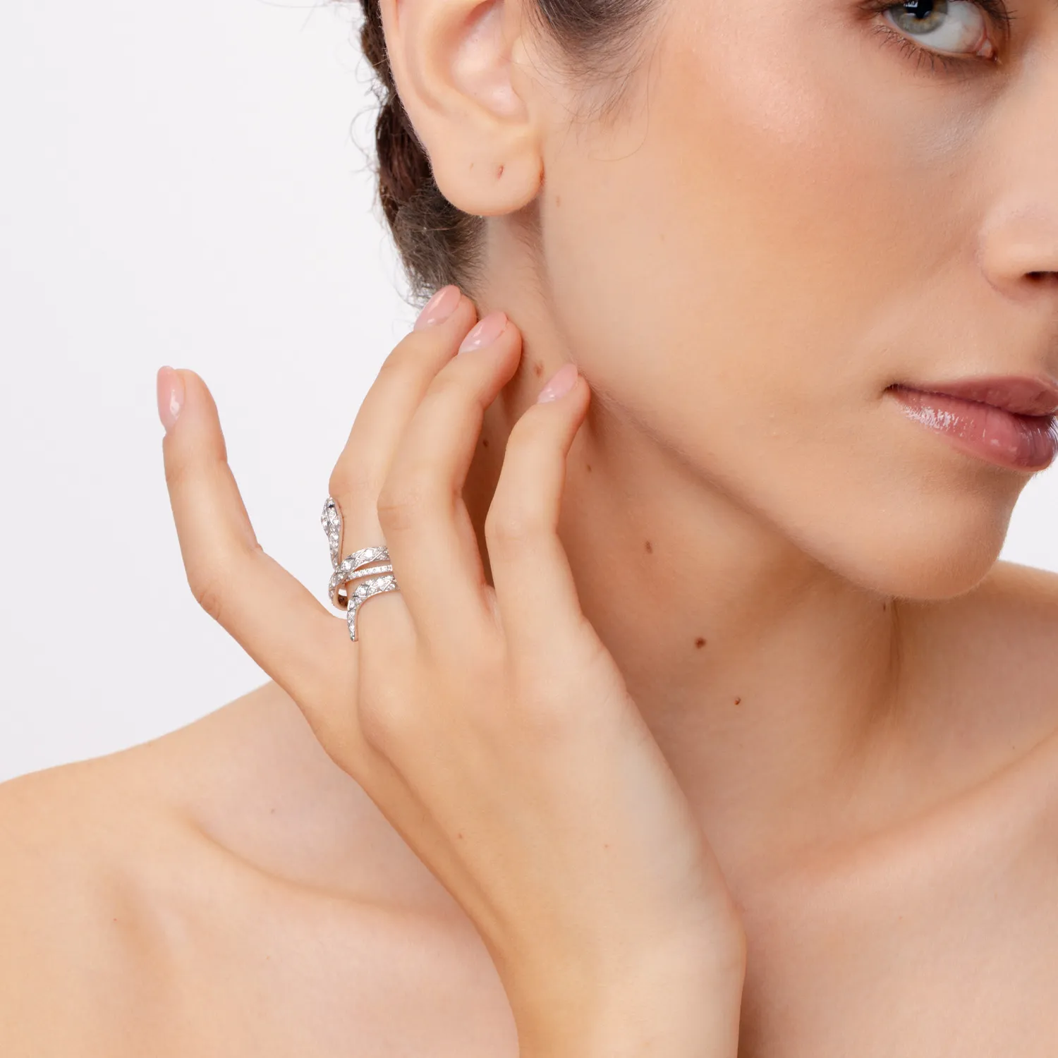 Pierścionek wąż z białego złota z przezroczystymi i czarnymi diamentami o masie 1.06ct
