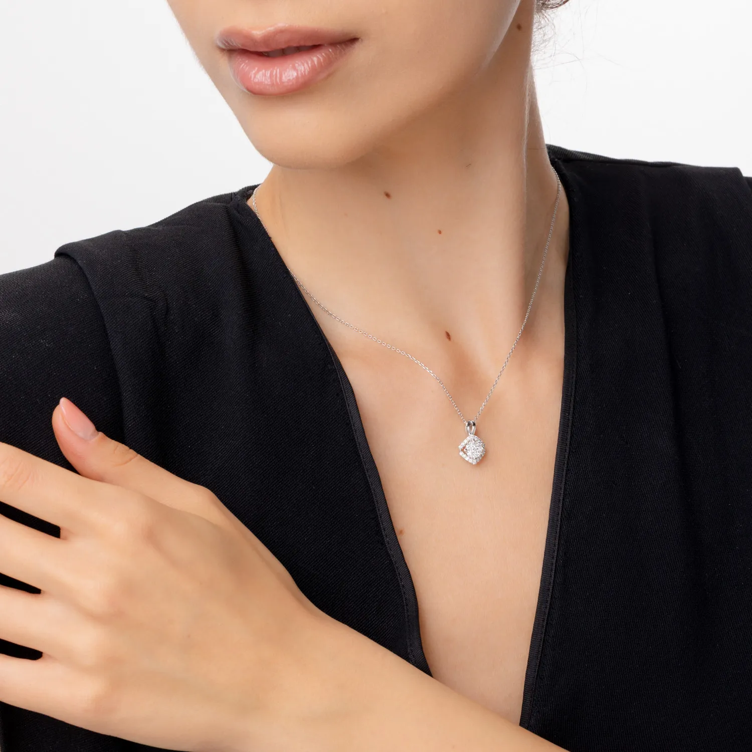 Zawieszka z białego złota z diamentami o masie 0.37ct