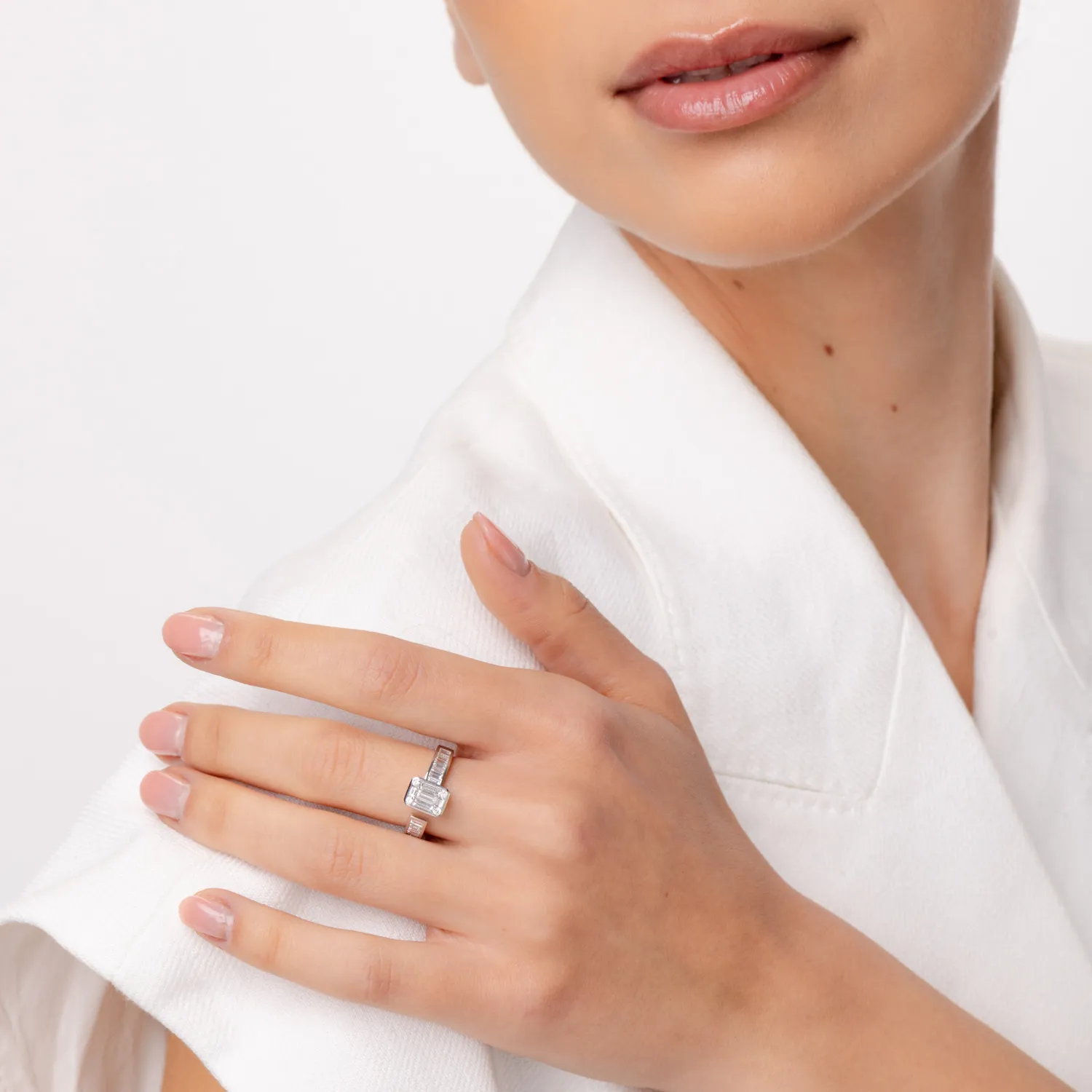 Pierścionek z białego złota z diamentami o masie 0.9ct