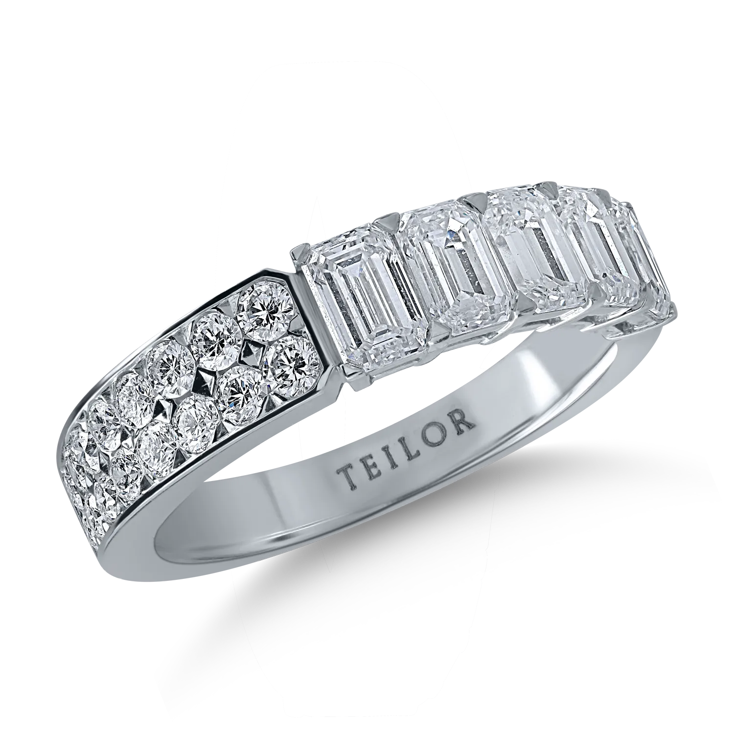 White gold ring with 1.95ct diamonds