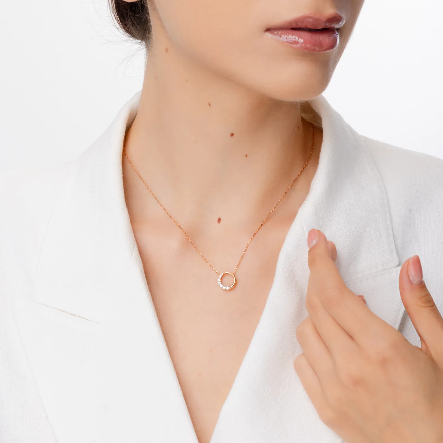Łańcuszek z różowego złota z diamentami o masie 0.19 ct