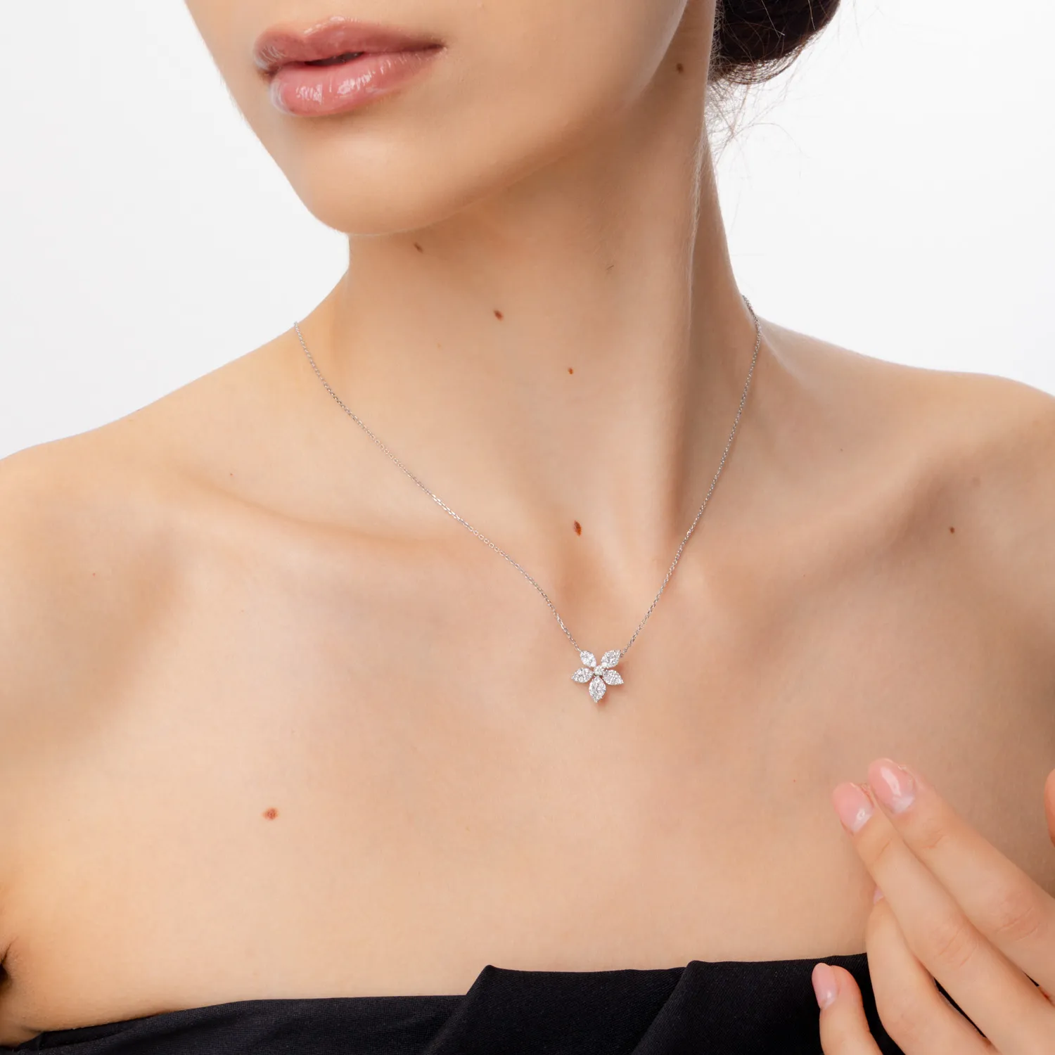 Łańcuszek z zawieszką w kształcie kwiatka z białego złota z 0.86 ct diamentami