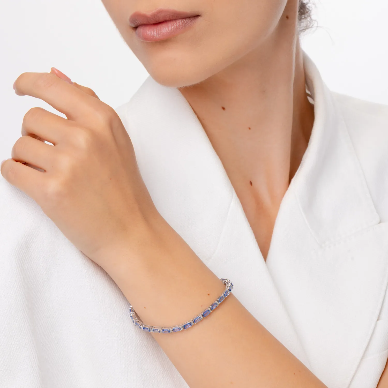 Bransoletka tenisowa z białego złota z szafirami o masie 9.35ct i diamentami o masie 0.41ct