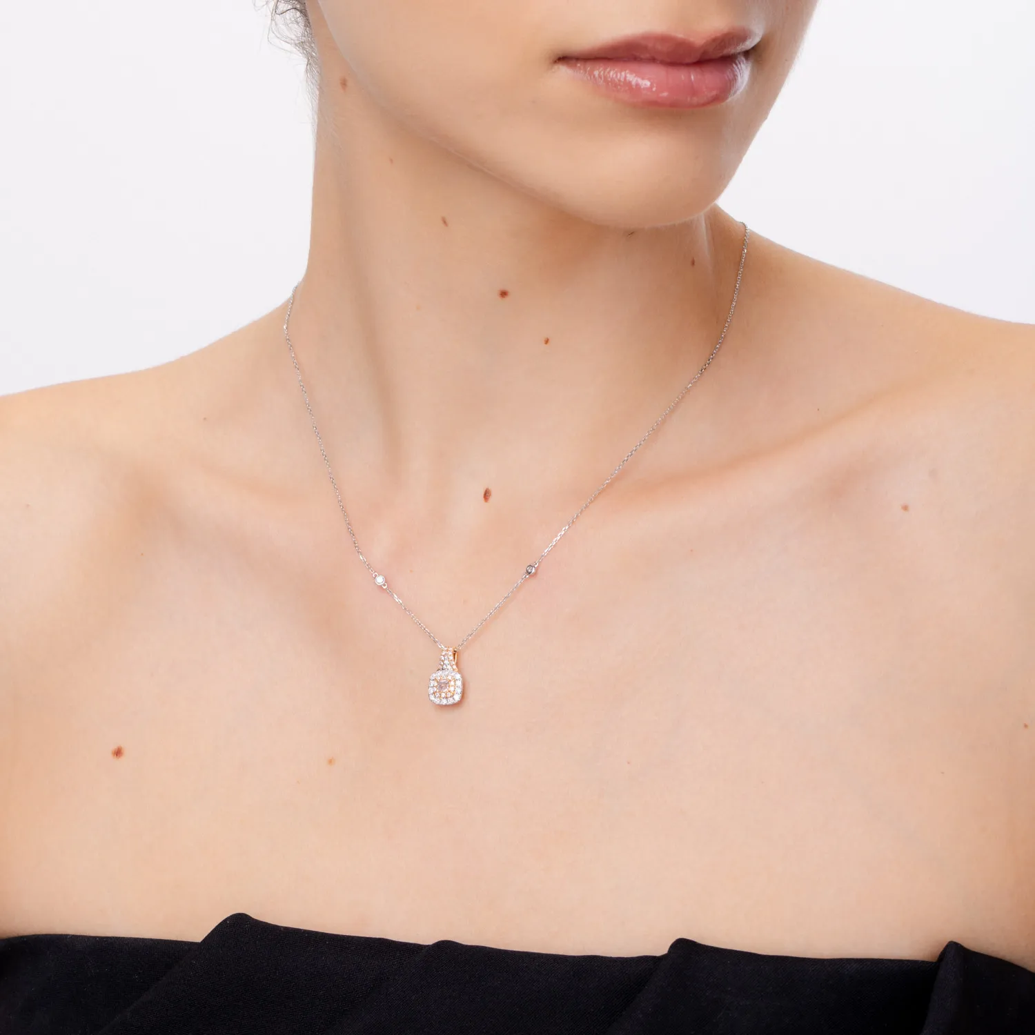 Naszyjnik z wisiorkiem z białego i różowego złota z różowymi diamentami o masie 0.3ct i przezroczystymi diamentami o masie 0.29ct
