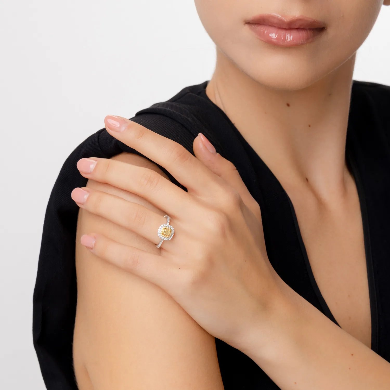 Pierścionek z biało-żółtego złota z żółtymi diamentami o masie 0.41ct i przezroczystymi diamentami o masie 0.46ct