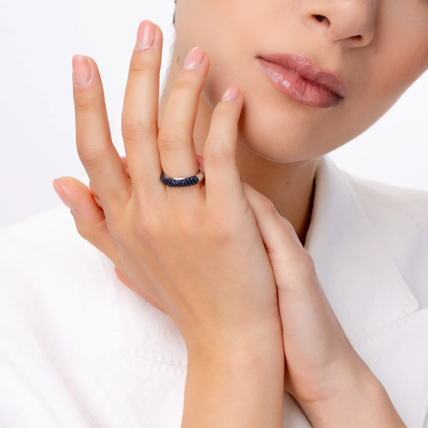 Pierścionek z białego złota z szafirami o masie 1.33ct