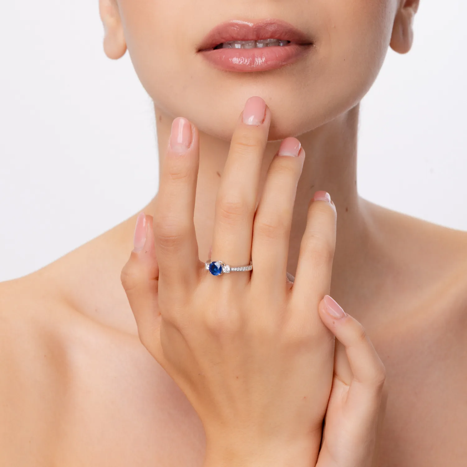Pierścionek z białego złota z szafirem o masie 1.09ct i diamentami o masie 0.34ct